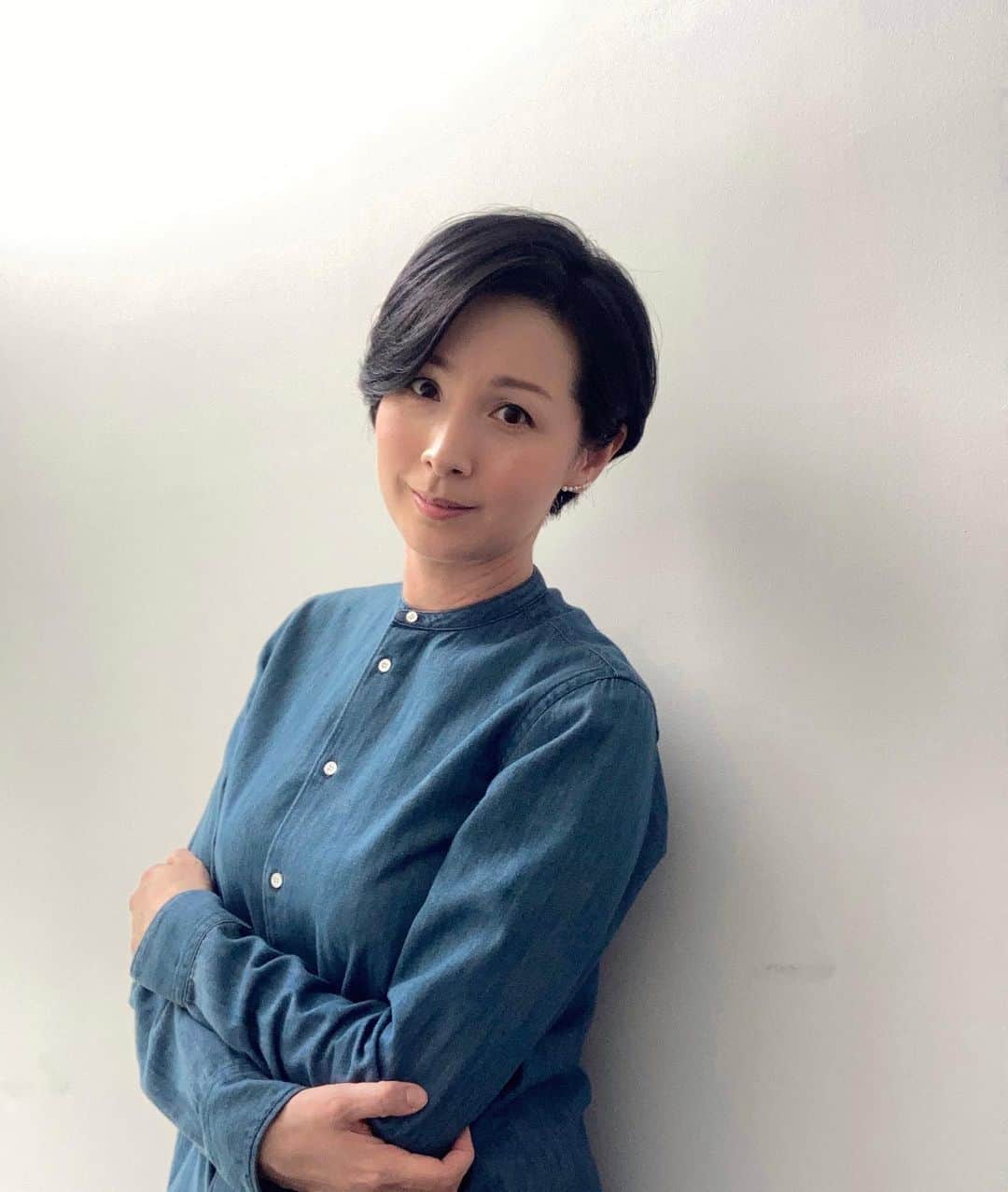 のインスタグラム：「ANN午後ニュース着用衣装  9/6 シャツ・パンツ @aspesiofficial  ピアス @stellarhollywood   9/7  カーディガン・パンツ @aspesiofficial  ピアス @starjewelry_press   #テレビ朝日 #アナウンサー #アナウンサー衣装 #ootd #40代コーデ #40代ファッション #50代ファッション #大人コーデ #大人ファッション #パンツスタイル #野村真季」