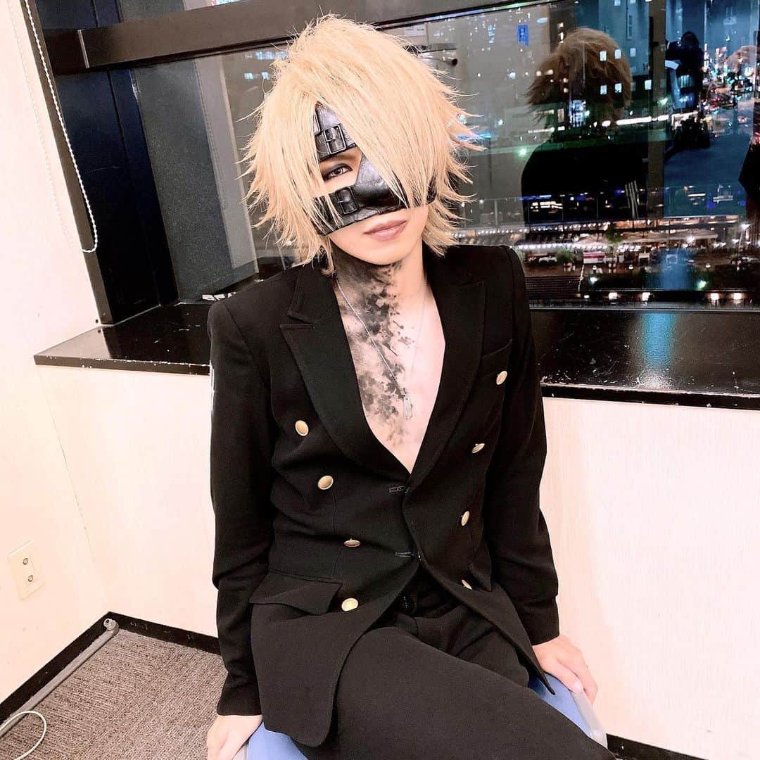 のインスタグラム：「20周年の衣装も着納めなので記念に。 ここからは02ツアーの為の準備に入ります。また皆に会えるのを楽しみに頑張りますわ🤘🏻」
