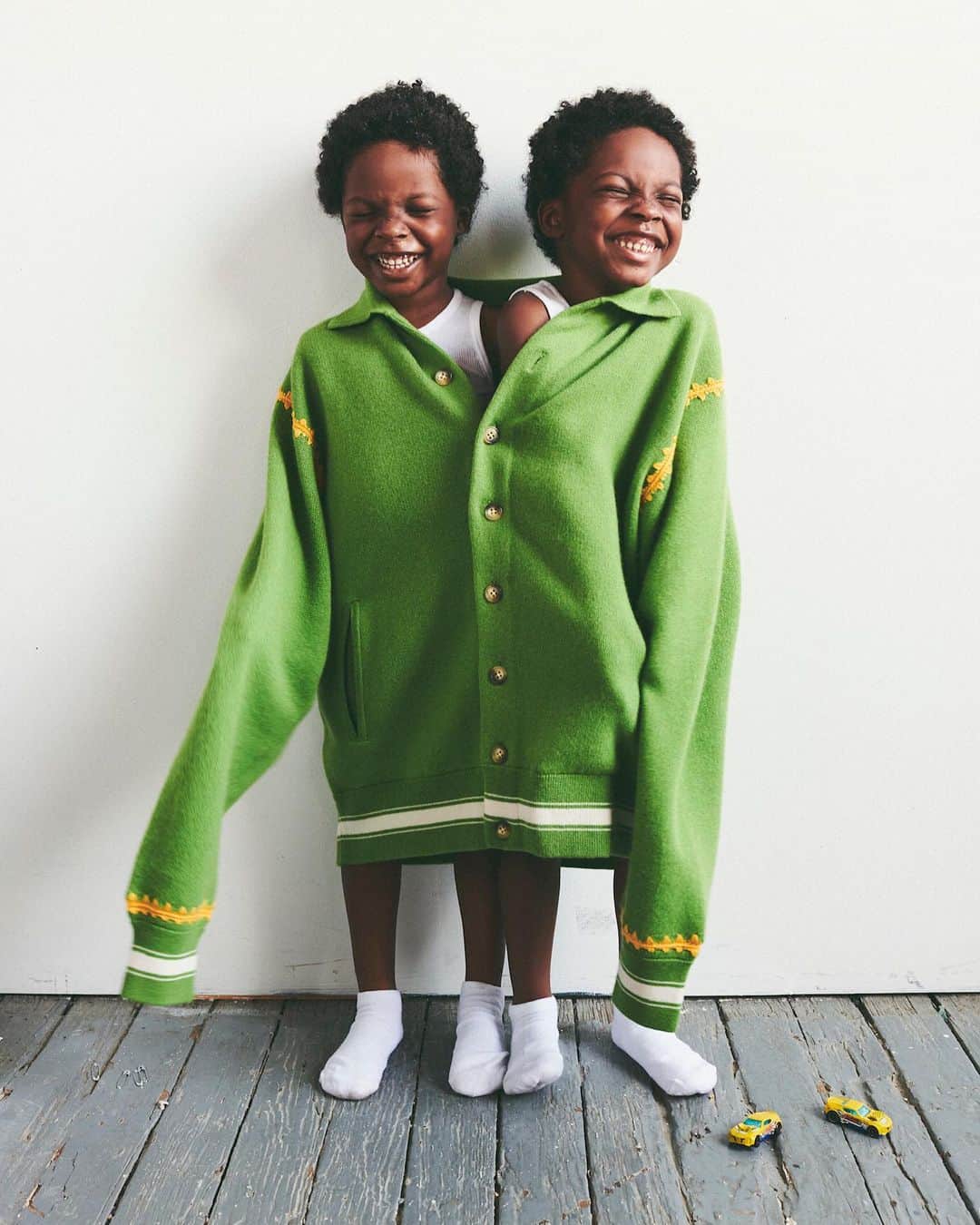 ジジ・ハディッドのインスタグラム：「Our inaugural @guestinresidence campaign is titled “ Yearbook “ — portraits of humans, [newborn]-100 years old, to illustrate the timelessness and intergenerationality of cashmere. We want to celebrate investing in pieces that can adapt to your personality & style throughout life, and be passed on to do the same with someone else ! 🌻 @GuestInResidence NOW AVAILABLE EXCLUSIVELY at GuestInResidence.com for the US, and GLOBALLY September 12th 9am CET   Campaign by @pablodiprima, styled by @gabriellak_j, art direction @frau.juliawagner 💛」
