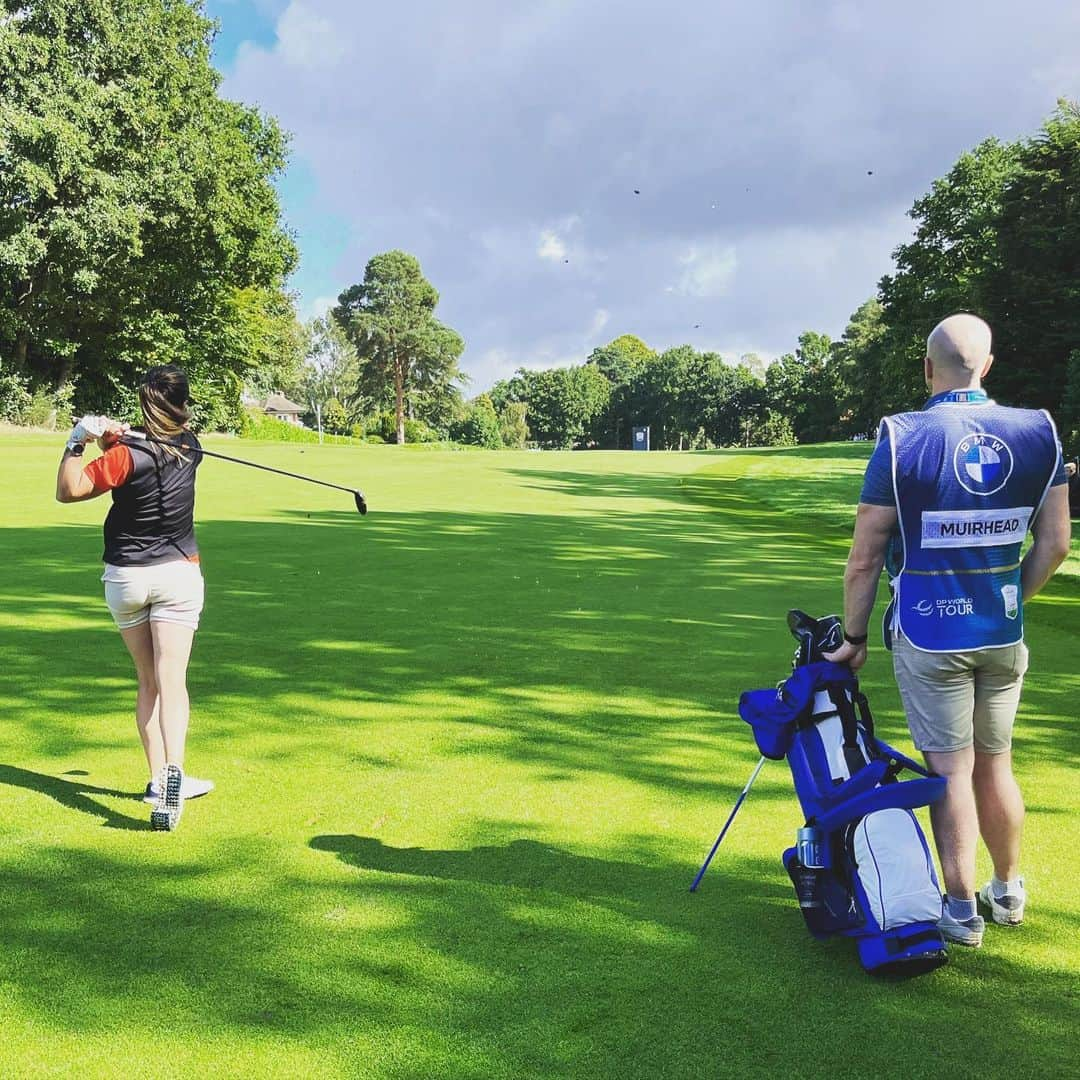 イブ・ミュアヘッドのインスタグラム：「Thank you Wentworth for an unforgettable day, alongside @michaelgoodfellow88 on the bag!  @castore_sportswear 👕 @bmwuk @bmwpga  #BMW #BMWPGA  #bornelectric #ad」