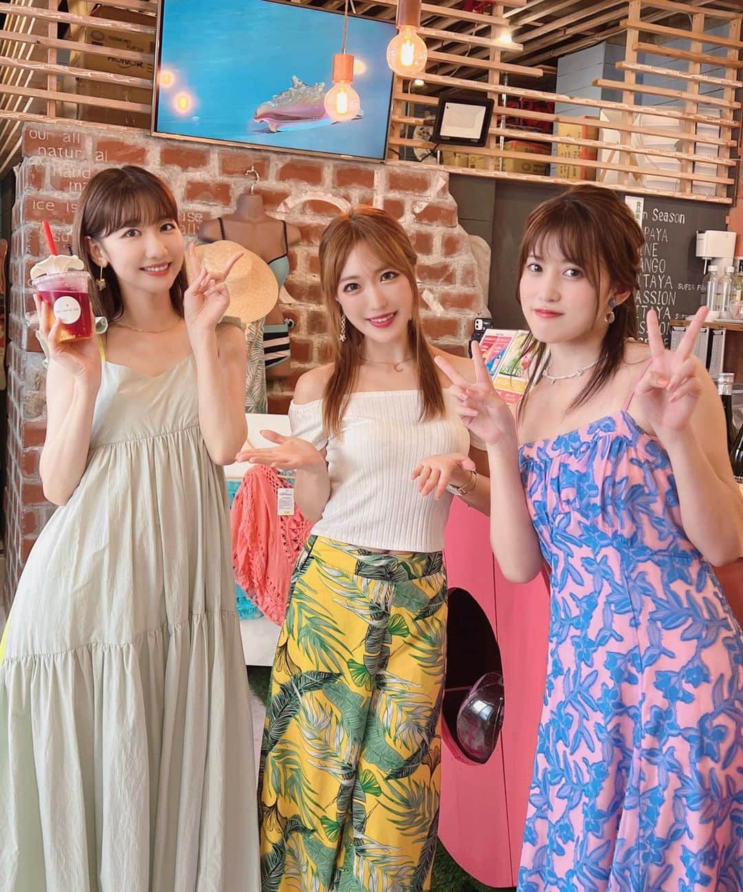 おりささんのインスタグラム写真 - (おりさInstagram)「🌺 AKB48さんの新曲 #久しぶりのリップグロス のMVを @pinkmarinecafe で撮影してもらいました❤️  MV公開の日をずっと ワクワクしながら待ってて やっと見れて嬉しい✨  みんな可愛すぎるし 曲も素敵✨鬼リピートして聴いてる🥺💛  AKB48さん、スタッフのみなさん 素敵な経験をありがとうございました✨  Pink Marine Cafeの映像が たくさん出てきて嬉しくて鳥肌🐥  撮影の後スムージーも おいしく飲んでくれました🥤✨  #柏木由紀 さん( @yukikashiwagi_official ) #岡部麟 さん ( @beristagram_1107 ) サインもありがとうございました✨ 長時間の撮影の後の神対応...👼 さすがです😭✨✨✨✨  よし、早く歌覚えてカラオケで歌お🎤🔥  #akb48#akb#akb48好きな人と繋がりたい#MV撮影#サイン#ゆきりん#べりん#りんりん#アイドル #恩納村#恩納村カフェ#スムージー#映えスポット#沖縄#沖縄カフェ#沖縄グルメ#恩納村グルメ#沖縄観光#沖縄旅行#沖縄移住#沖縄生活#タビジョ#トラベラー#リゾート#旅行#国内旅行#女子旅」9月7日 22時48分 - orisa_0510