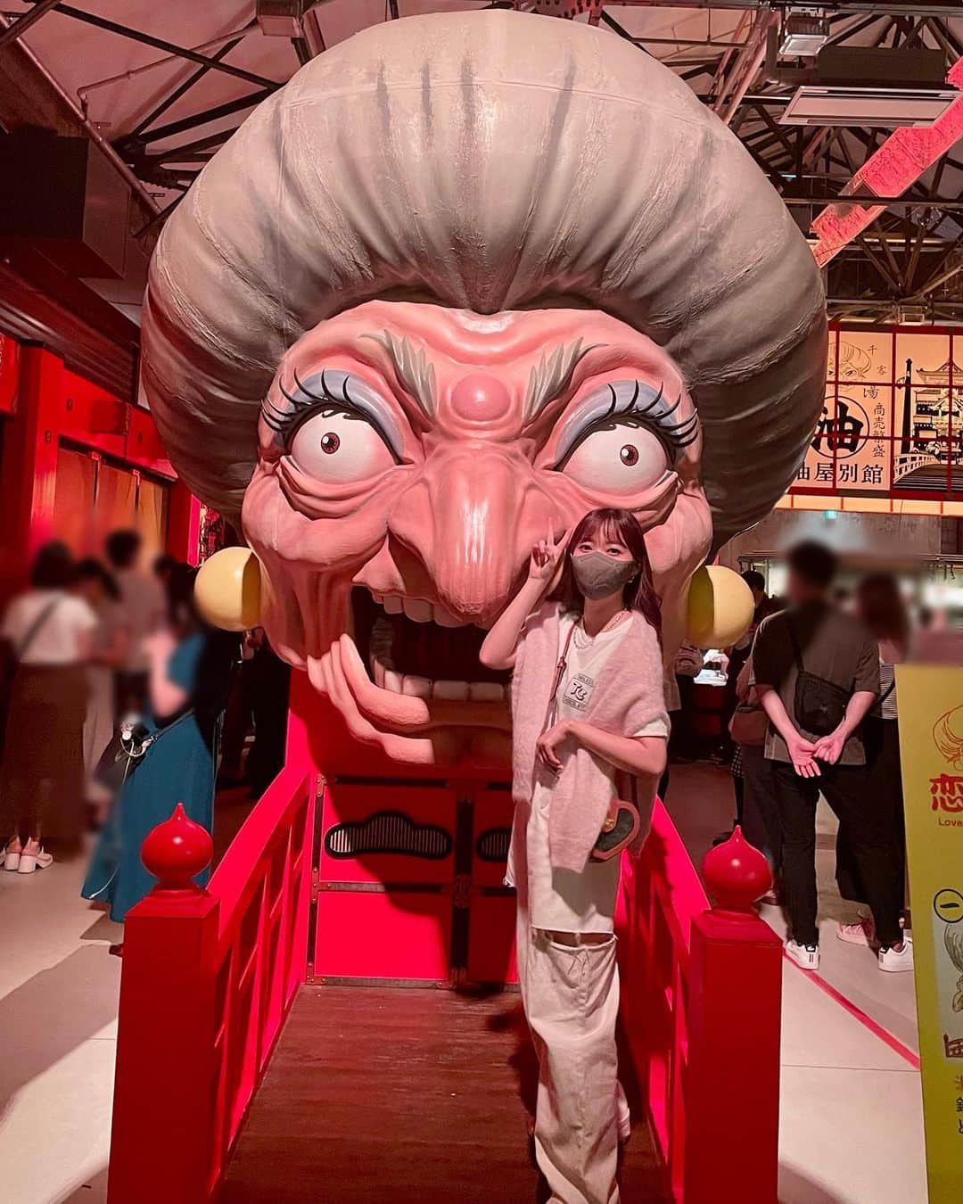 指原莉乃のインスタグラム：「#鈴木敏夫とジブリ展  すべりこんできました！ 一緒に行ったお友達が愛知出身だったので、その歴史込みで紐解きながら（ほぼ関係ない話）楽しめました〜。  子供の頃からたくさんの作品に触れてるから、こんなに素敵な作品ができるのか！？何歳からやり直せばいいんでしょう！そんな気持ちです！  #auralee のニットどうしても着たくて家出る寸前で肩にかけたけど絶対早過ぎ〜🍂早く秋めいてください。」