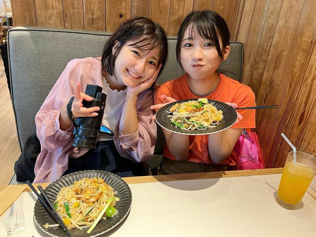 加藤一華のインスタグラム：「. おひるごはんオフショット🌱  撮影してきた映像にツボって 声を殺してひーひー笑ってしまう図🤣  東京ドームシティさんでの 水遊び→アトラクション後で 見た目ほぼお風呂上がり♨️笑  #タイ料理 #パッタイがすき #ガパオライスかめっちゃ迷った #大体なるも同じの頼む🤣🤣 #似てきた🤣🙌 #いちなる #服がイメージカラーだった日🎨」