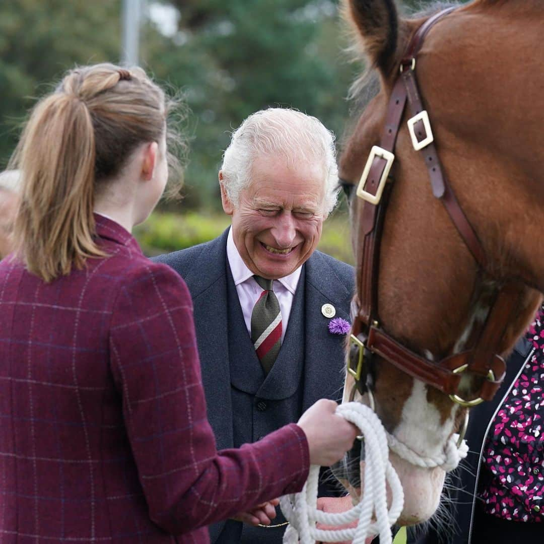 クラレンス邸さんのインスタグラム写真 - (クラレンス邸Instagram)「Celebrating 300 years of the Clydesdale Horse! 🐎  At Lanark Auction Mart, The Duke of Rothesay joined celebrations for 300 years of the Clydesdale Horse with members of the Clydesdale Horse Society, and saw the newly installed statue at the market. 🐴 The first Clydesdale horse was bred at Lochlyoch Farm near Lanark.  🧶 The Duke earlier toured the @UNESCO World Heritage site, New Lanark, viewing giant steam engines, newly-produced textiles and a particularly special Jubilee wool, created to celebrate The Queen’s Platinum year.   New Lanark is one of only six UNESCO World Heritage sites in Scotland. The purpose-built 18th century mill village has an exceptional ongoing process of conservation and rehabilitation, spanning almost half a century.」9月7日 23時17分 - clarencehouse