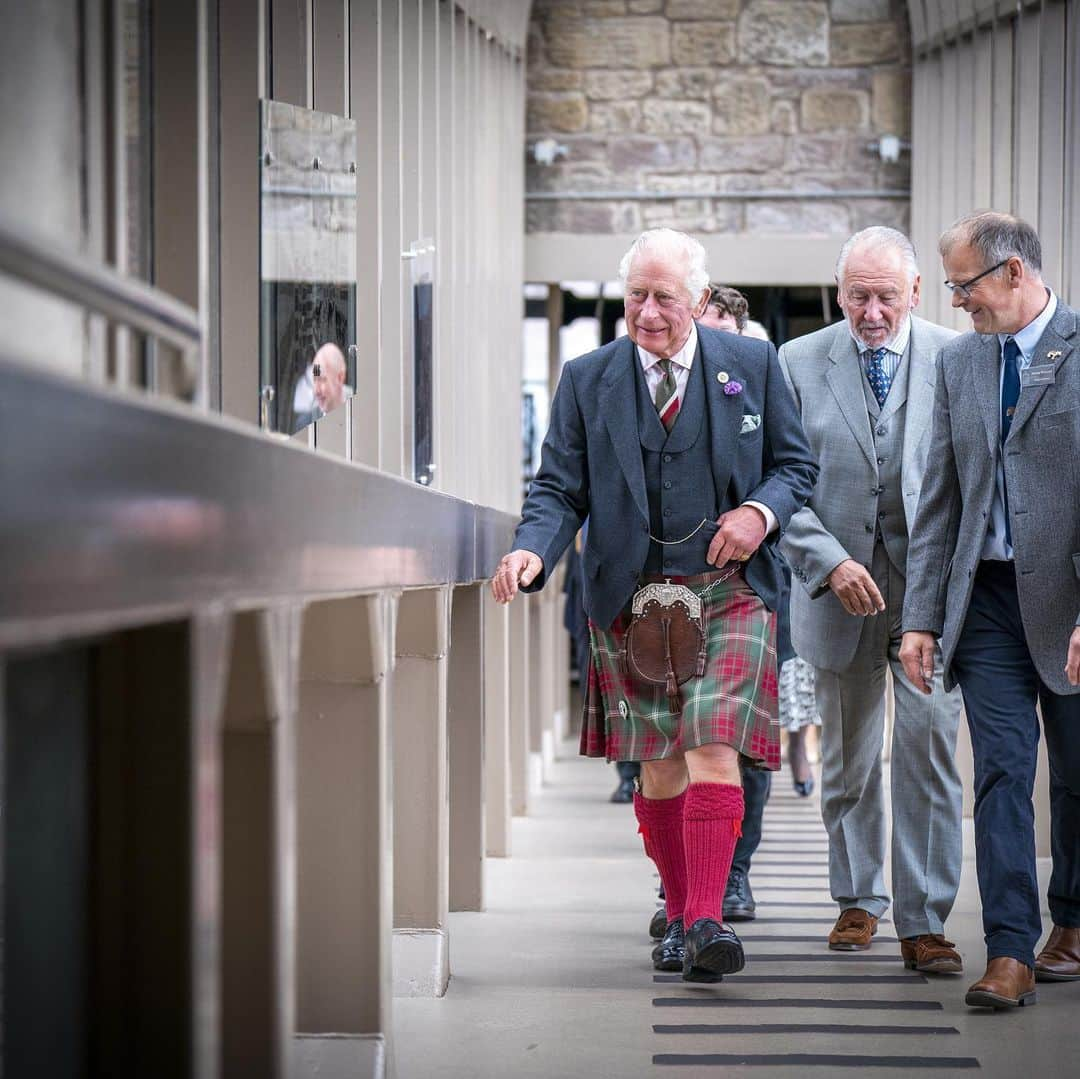 クラレンス邸さんのインスタグラム写真 - (クラレンス邸Instagram)「Celebrating 300 years of the Clydesdale Horse! 🐎  At Lanark Auction Mart, The Duke of Rothesay joined celebrations for 300 years of the Clydesdale Horse with members of the Clydesdale Horse Society, and saw the newly installed statue at the market. 🐴 The first Clydesdale horse was bred at Lochlyoch Farm near Lanark.  🧶 The Duke earlier toured the @UNESCO World Heritage site, New Lanark, viewing giant steam engines, newly-produced textiles and a particularly special Jubilee wool, created to celebrate The Queen’s Platinum year.   New Lanark is one of only six UNESCO World Heritage sites in Scotland. The purpose-built 18th century mill village has an exceptional ongoing process of conservation and rehabilitation, spanning almost half a century.」9月7日 23時17分 - clarencehouse