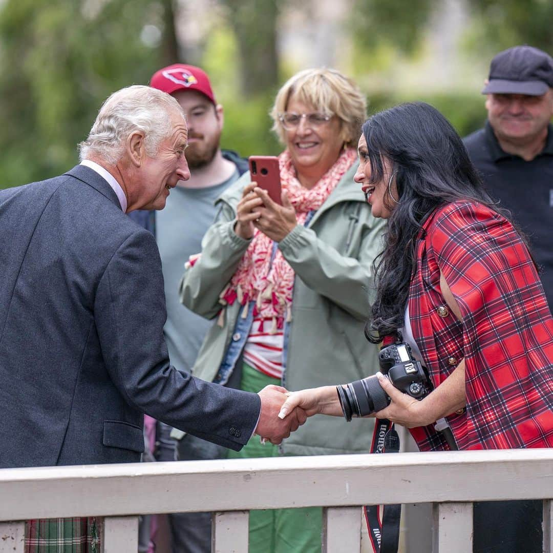 クラレンス邸さんのインスタグラム写真 - (クラレンス邸Instagram)「Celebrating 300 years of the Clydesdale Horse! 🐎  At Lanark Auction Mart, The Duke of Rothesay joined celebrations for 300 years of the Clydesdale Horse with members of the Clydesdale Horse Society, and saw the newly installed statue at the market. 🐴 The first Clydesdale horse was bred at Lochlyoch Farm near Lanark.  🧶 The Duke earlier toured the @UNESCO World Heritage site, New Lanark, viewing giant steam engines, newly-produced textiles and a particularly special Jubilee wool, created to celebrate The Queen’s Platinum year.   New Lanark is one of only six UNESCO World Heritage sites in Scotland. The purpose-built 18th century mill village has an exceptional ongoing process of conservation and rehabilitation, spanning almost half a century.」9月7日 23時17分 - clarencehouse