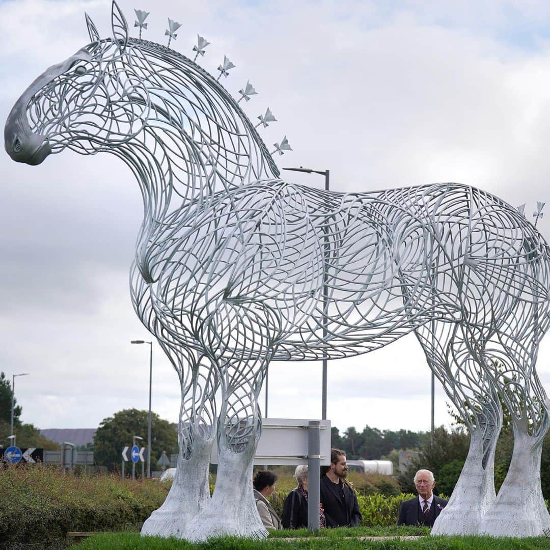 クラレンス邸さんのインスタグラム写真 - (クラレンス邸Instagram)「Celebrating 300 years of the Clydesdale Horse! 🐎  At Lanark Auction Mart, The Duke of Rothesay joined celebrations for 300 years of the Clydesdale Horse with members of the Clydesdale Horse Society, and saw the newly installed statue at the market. 🐴 The first Clydesdale horse was bred at Lochlyoch Farm near Lanark.  🧶 The Duke earlier toured the @UNESCO World Heritage site, New Lanark, viewing giant steam engines, newly-produced textiles and a particularly special Jubilee wool, created to celebrate The Queen’s Platinum year.   New Lanark is one of only six UNESCO World Heritage sites in Scotland. The purpose-built 18th century mill village has an exceptional ongoing process of conservation and rehabilitation, spanning almost half a century.」9月7日 23時17分 - clarencehouse