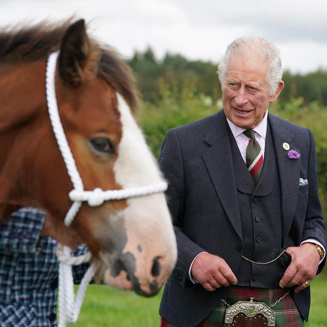 クラレンス邸さんのインスタグラム写真 - (クラレンス邸Instagram)「Celebrating 300 years of the Clydesdale Horse! 🐎  At Lanark Auction Mart, The Duke of Rothesay joined celebrations for 300 years of the Clydesdale Horse with members of the Clydesdale Horse Society, and saw the newly installed statue at the market. 🐴 The first Clydesdale horse was bred at Lochlyoch Farm near Lanark.  🧶 The Duke earlier toured the @UNESCO World Heritage site, New Lanark, viewing giant steam engines, newly-produced textiles and a particularly special Jubilee wool, created to celebrate The Queen’s Platinum year.   New Lanark is one of only six UNESCO World Heritage sites in Scotland. The purpose-built 18th century mill village has an exceptional ongoing process of conservation and rehabilitation, spanning almost half a century.」9月7日 23時17分 - clarencehouse