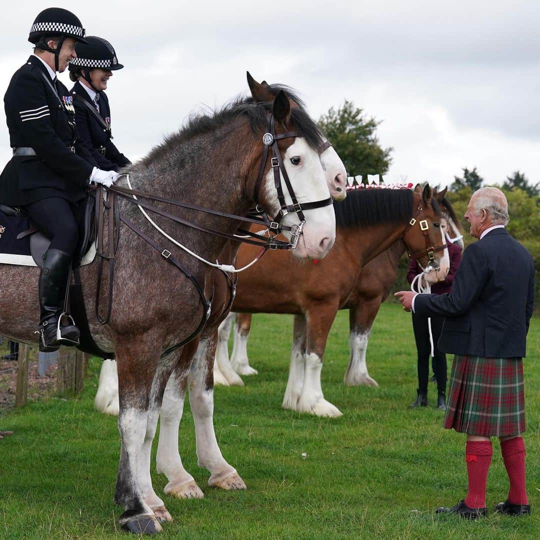 クラレンス邸さんのインスタグラム写真 - (クラレンス邸Instagram)「Celebrating 300 years of the Clydesdale Horse! 🐎  At Lanark Auction Mart, The Duke of Rothesay joined celebrations for 300 years of the Clydesdale Horse with members of the Clydesdale Horse Society, and saw the newly installed statue at the market. 🐴 The first Clydesdale horse was bred at Lochlyoch Farm near Lanark.  🧶 The Duke earlier toured the @UNESCO World Heritage site, New Lanark, viewing giant steam engines, newly-produced textiles and a particularly special Jubilee wool, created to celebrate The Queen’s Platinum year.   New Lanark is one of only six UNESCO World Heritage sites in Scotland. The purpose-built 18th century mill village has an exceptional ongoing process of conservation and rehabilitation, spanning almost half a century.」9月7日 23時17分 - clarencehouse