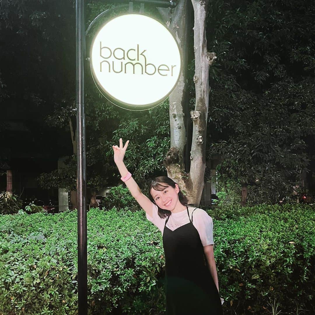 のインスタグラム：「back number 「SCENT OF HUMOR TOUR 2022」 想いが届くライブでした。  公演の振替などもあり思いがけずライブが続きましたが、 ライブって、音楽って、偉大だなぁと 改めて実感しています…！  どの曲ももっともっと好きになりました♡  #リストバンドを見せたいポーズ  #backnumber #scentofhumortour2022 #final #幕張メッセ」