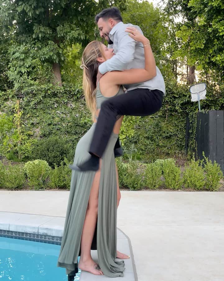 Anwar Jibawiのインスタグラム：「When you wear the pants in the relationship 👖🤣 @anwar @hannahstocking」