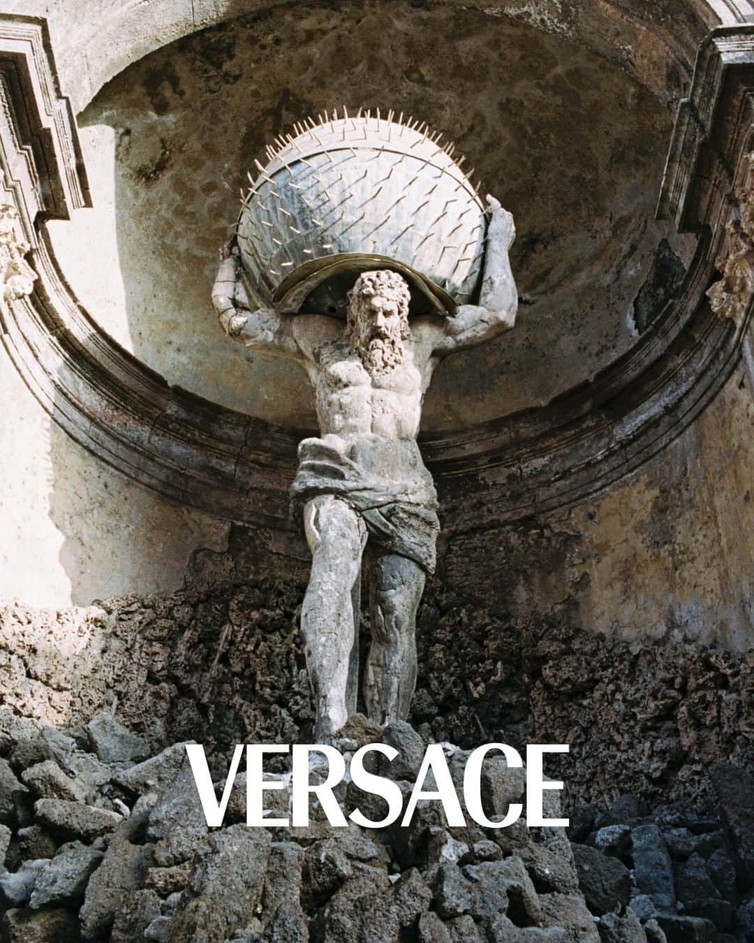 ジャンニヴェルサーチのインスタグラム：「Daring, Drama, Versace,  A 17th-century palazzo outside Rome is the backdrop to the Fall-Winter 2022 campaign, it's sculptures of gods and colossals, and ornate stucco flourishes, serving as both inspiration and juxtaposition to the new season collection's proposition of modern opulence and subversive rebellion.  The #VersaceFW22 collection and campaign, now at Versace.com via the link in bio.」