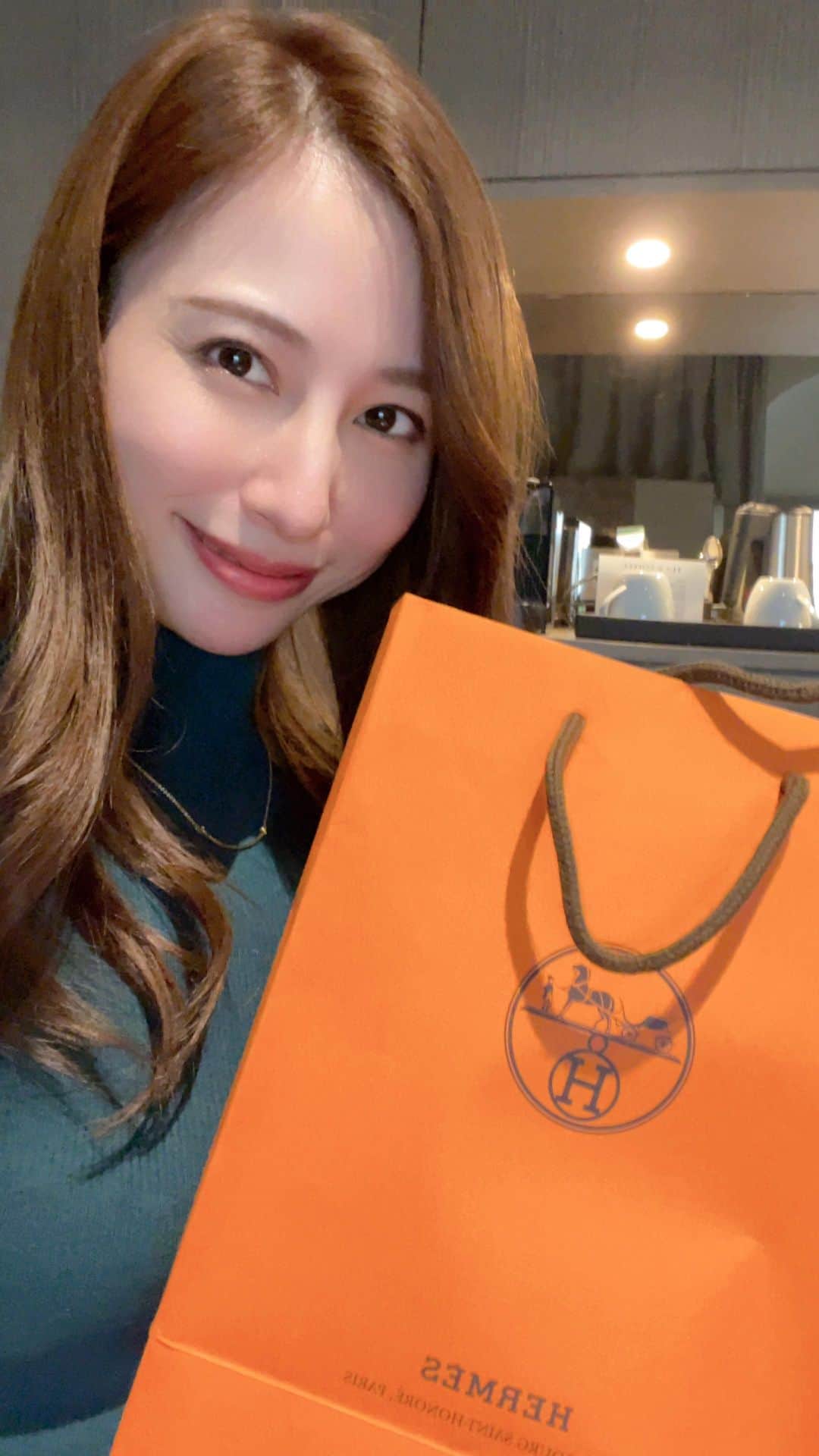 のインスタグラム：「リヨン1日目購入品レポ♡ エルメスでの購入品も紹介♡  #フランス旅行 #リヨン旅行 #lyon #エルメス #hermes #エルパト」