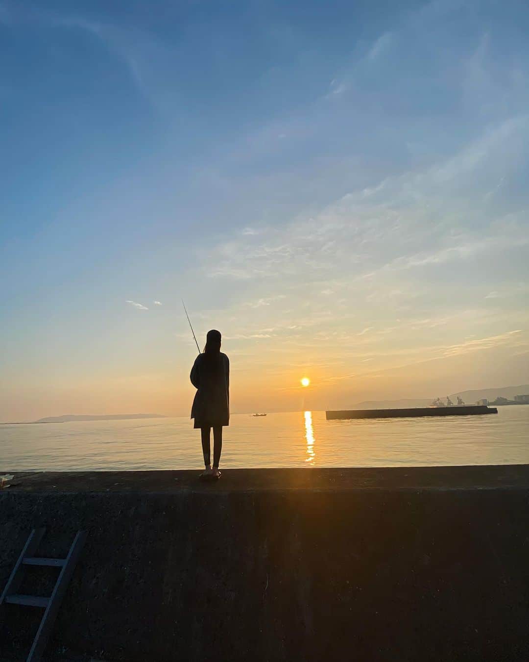 のインスタグラム：「釣り部🎣🌙  お魚つれなくても この自然と空気と景色に 満足なアタシw  おやすみなさい😴💤💤⭐  #釣りガール #釣り」