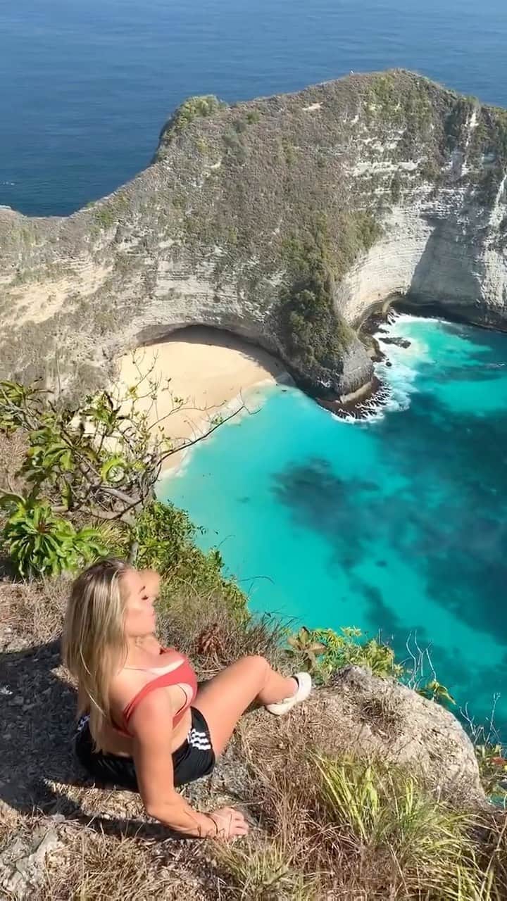 Lauren Drain Kaganのインスタグラム：「🌊 Who will join me in Bali for a fitness retreat in November?  Missing these views in Nusa Penida. 🏝」