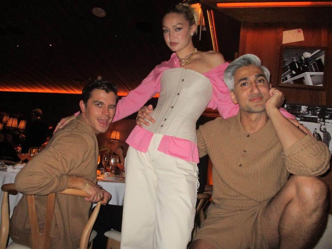 ベラ・ハディッドのインスタグラム：「So proud of my sister @gigihadid  @guestinresidence Cashmere for all . This is so true to you and everything that you are … Love you so much Jelly!」