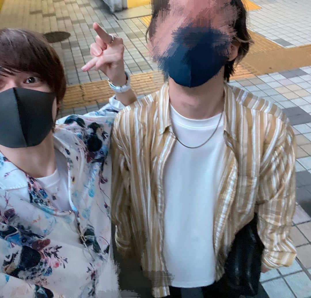 そらびびのインスタグラム：「友達のアマルとワンピース見に行った日に撮った写真なんだけど、写真撮るの下手すぎて映りたがりの奴と片目界隈な奴みたいになってて草」
