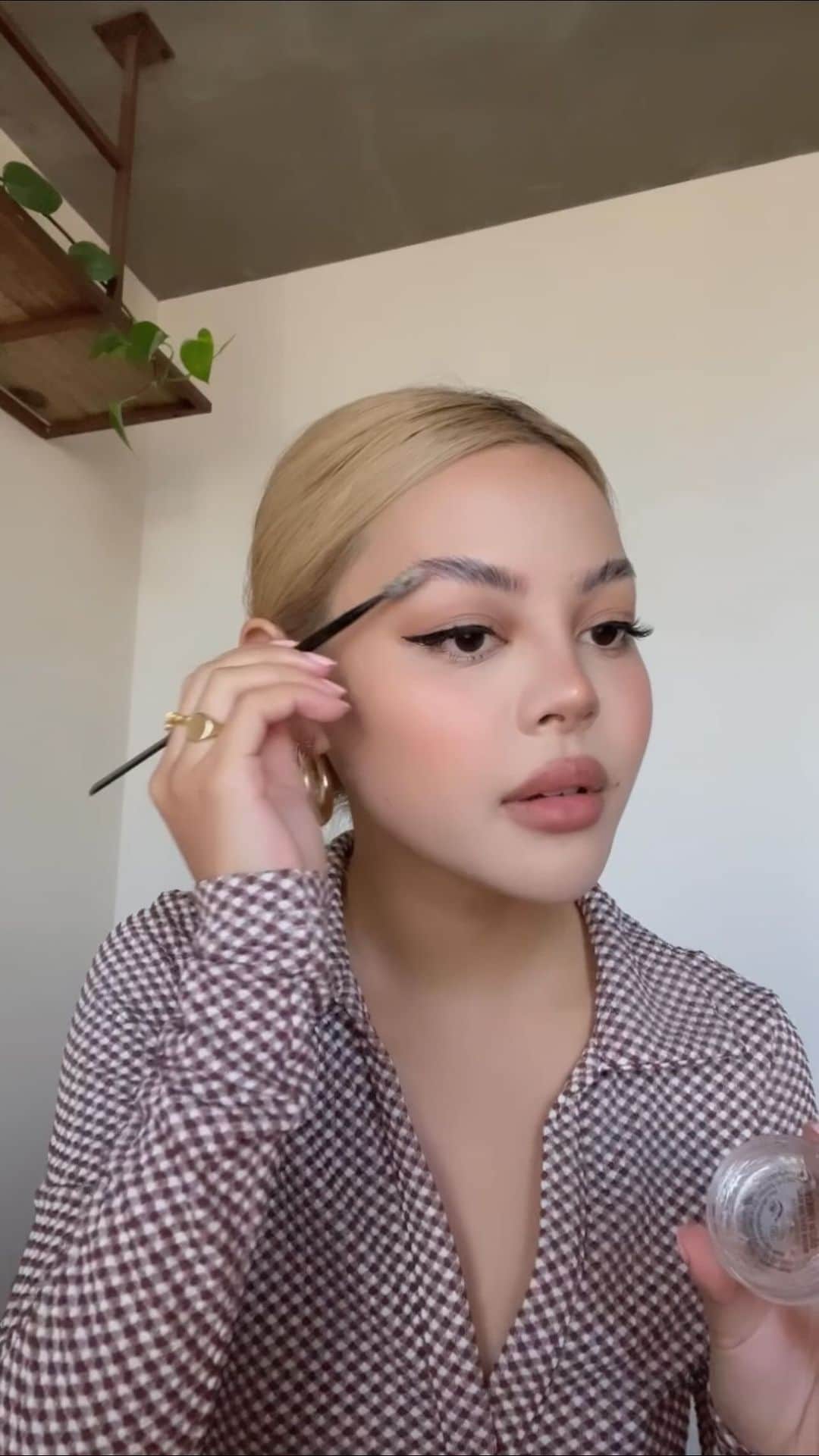 リリーマイマックのインスタグラム：「My first @anastasiabeverlyhills obsession was DIPBROW brows Pomade & since then have had many other ABH obsessions -  like the Brow Freeze that I love to create my brows with today. Congrats Anastasia on 25 iconic years! #anastasiabeverlyhills  #ABH25th.  #ABHPartner #ad」