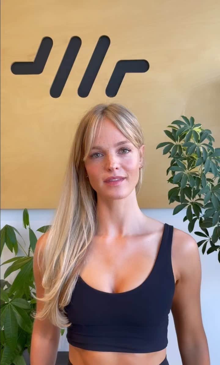 エリン・ヘザートンのインスタグラム：「So excited to be partnering with @gotrchicago !  Girls on the Run serves thousands of girls in Chicago. Their after school programs inspire all girls to build confidence, kindness, and decision making skills. These programs instill valuable life skills including the important connection between physical and emotional health.  Join me in class on 9/24 as we support this incredible organization!  Link in bio to donate and book your spot. 🙌🏼」
