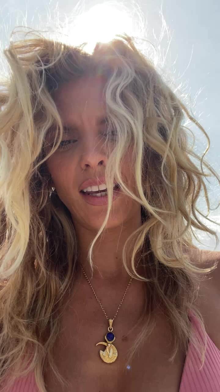 アナリン・マッコードのインスタグラム：「⚠️ WARNING: Sex Talk …keeping it Sacred, y’all! 🐍 ✨🌹 pleeeeeease, add thoughts and comments. #SacredSanctumSoiree COMING SOON…」