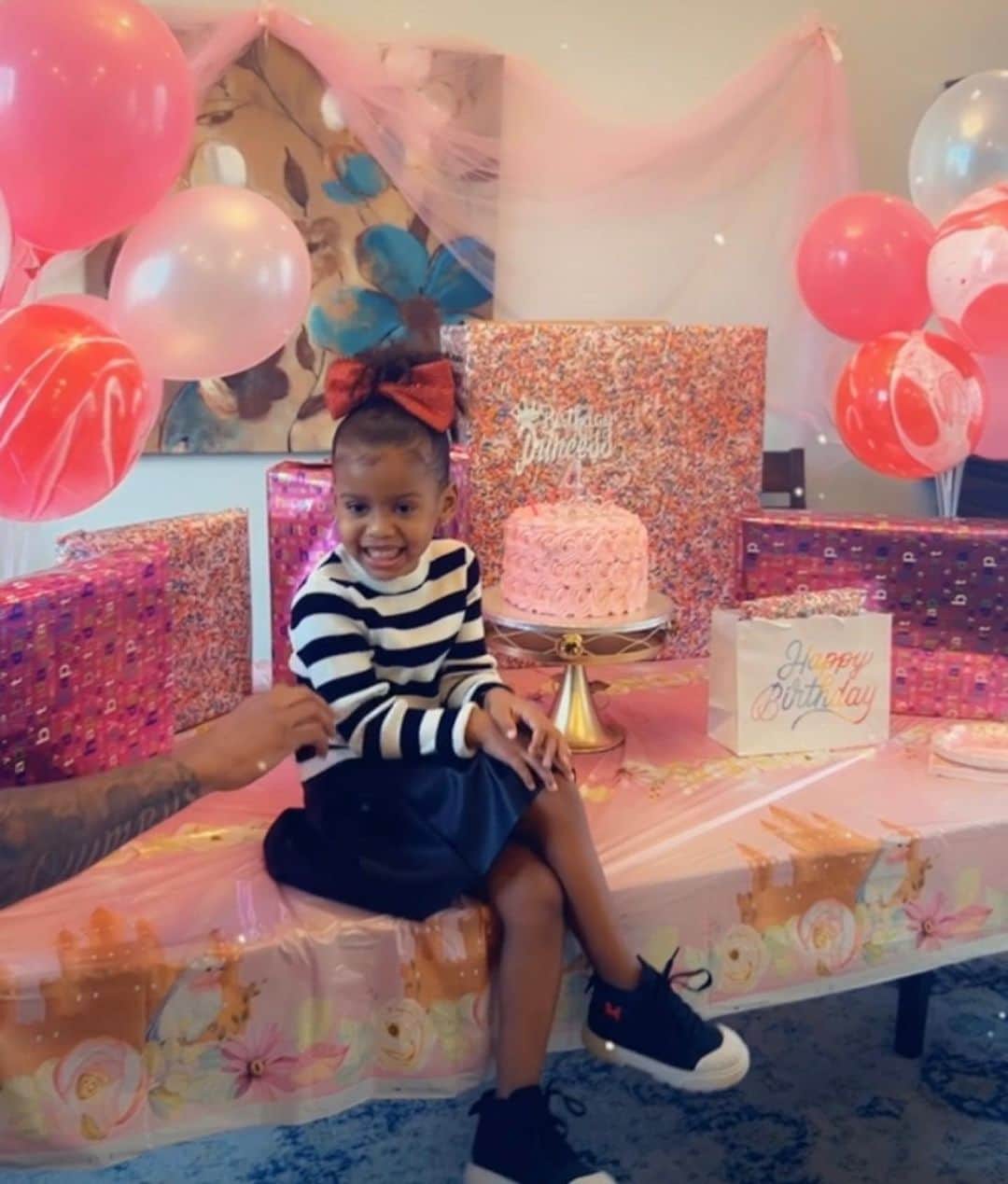 トレイ・バークのインスタグラム：「Happy birthday Sa’ you keep me going and give me joy on days I don’t have it ! You a light to my world and don’t even know! I love you and am lucky to be ya dad 🎉🎊🎂」