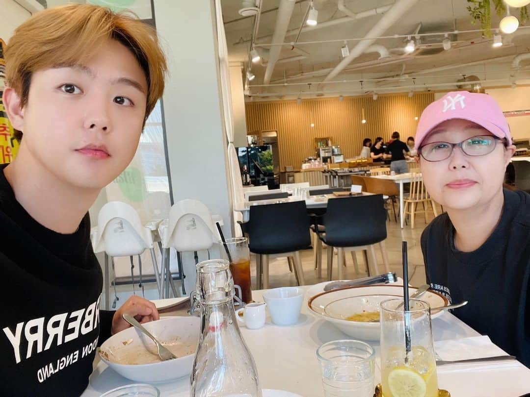 インジュン のインスタグラム：「건강하게 돌아와줘서 고마워 엄마 お母さん元気になってくれてありがとう」