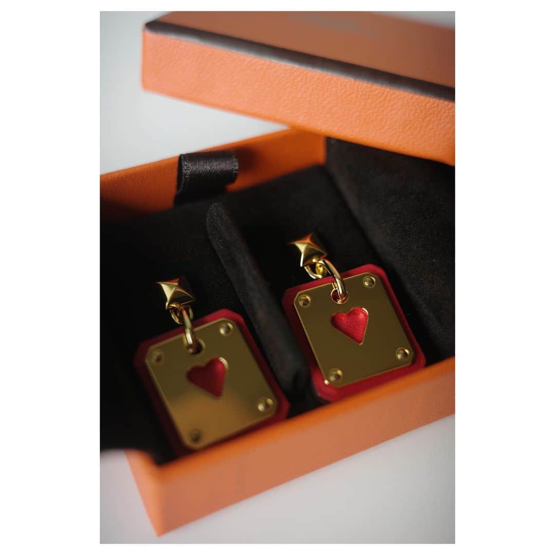 のインスタグラム：「* 透かし彫りのハートが可愛らしい♥️ トレンドカラーの赤を耳元に * #hermes  #♥️」