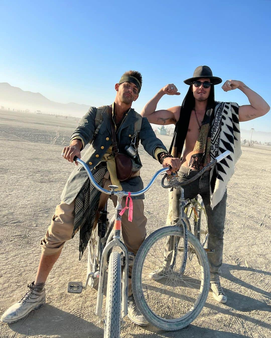 ローラさんのインスタグラム写真 - (ローラInstagram)「Burning Man 2022🔥✨ アメリカのネバダ州の砂漠で行われるイベント、バーニングマンに3泊4日で参加したよー♪ 今回は、わたしの心の親友でもあり、みんなで今一緒に映画を作っている仲間でもあるコルトン、ルイス、レミと一緒に時を過ごしたよ。 バーニングマンでは、お水も火も宿泊する場所も全部自分達で作らないといけなくて、お金も使ってはいけないというルールがあるの。（物物交換の世界だよ）相手に見返りを求めないで、与えて、与える『Give&Give』という精神を大切にし、お互いを支えあう、まるで小さな新しい社会の中にいるような感覚だったよ。 どんな格好をしていても、どんな体型でも、何をしていても誰もジャッジをしないの。 なんども感動をしていっぱい泣いちゃってメイクがずっとぐちゃくちゃになっちゃったよ。  今回は、コルトンと一緒に考えて、隣のキャンプの人たちに日本のおいしいご飯を作りたいと思って土鍋で20人分の玄米ひじきご飯とお味噌汁を作ったよ♥️  ひじきも土鍋も見た事がなかったみたいでいっぱい興味をもってくれて嬉しかった🥲　ひじきの説明を英語でするのがちょっと難しかったなぁ✍️  ちょっと過酷だったけれど、みんなでいっぱい笑って、泣いて、踊って、深いお話をして絆がもっともっと深くなったよ🥲この美しい経験が出来たことに心から感謝。　ありがとう🙏」9月8日 9時34分 - rolaofficial