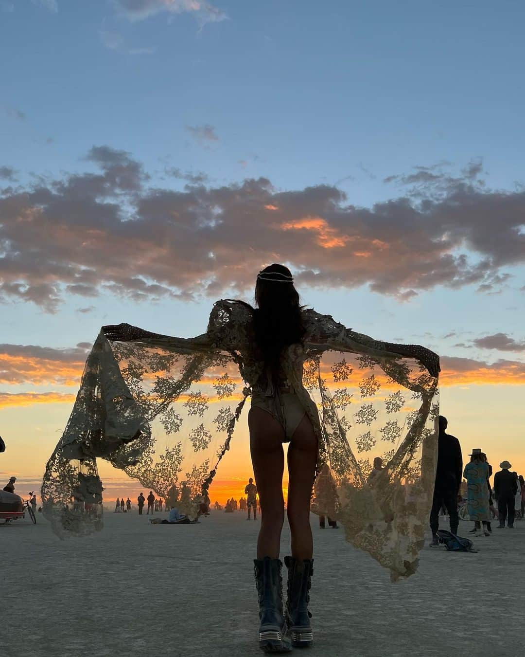 ローラさんのインスタグラム写真 - (ローラInstagram)「Burning Man 2022🔥✨ アメリカのネバダ州の砂漠で行われるイベント、バーニングマンに3泊4日で参加したよー♪ 今回は、わたしの心の親友でもあり、みんなで今一緒に映画を作っている仲間でもあるコルトン、ルイス、レミと一緒に時を過ごしたよ。 バーニングマンでは、お水も火も宿泊する場所も全部自分達で作らないといけなくて、お金も使ってはいけないというルールがあるの。（物物交換の世界だよ）相手に見返りを求めないで、与えて、与える『Give&Give』という精神を大切にし、お互いを支えあう、まるで小さな新しい社会の中にいるような感覚だったよ。 どんな格好をしていても、どんな体型でも、何をしていても誰もジャッジをしないの。 なんども感動をしていっぱい泣いちゃってメイクがずっとぐちゃくちゃになっちゃったよ。  今回は、コルトンと一緒に考えて、隣のキャンプの人たちに日本のおいしいご飯を作りたいと思って土鍋で20人分の玄米ひじきご飯とお味噌汁を作ったよ♥️  ひじきも土鍋も見た事がなかったみたいでいっぱい興味をもってくれて嬉しかった🥲　ひじきの説明を英語でするのがちょっと難しかったなぁ✍️  ちょっと過酷だったけれど、みんなでいっぱい笑って、泣いて、踊って、深いお話をして絆がもっともっと深くなったよ🥲この美しい経験が出来たことに心から感謝。　ありがとう🙏」9月8日 9時34分 - rolaofficial