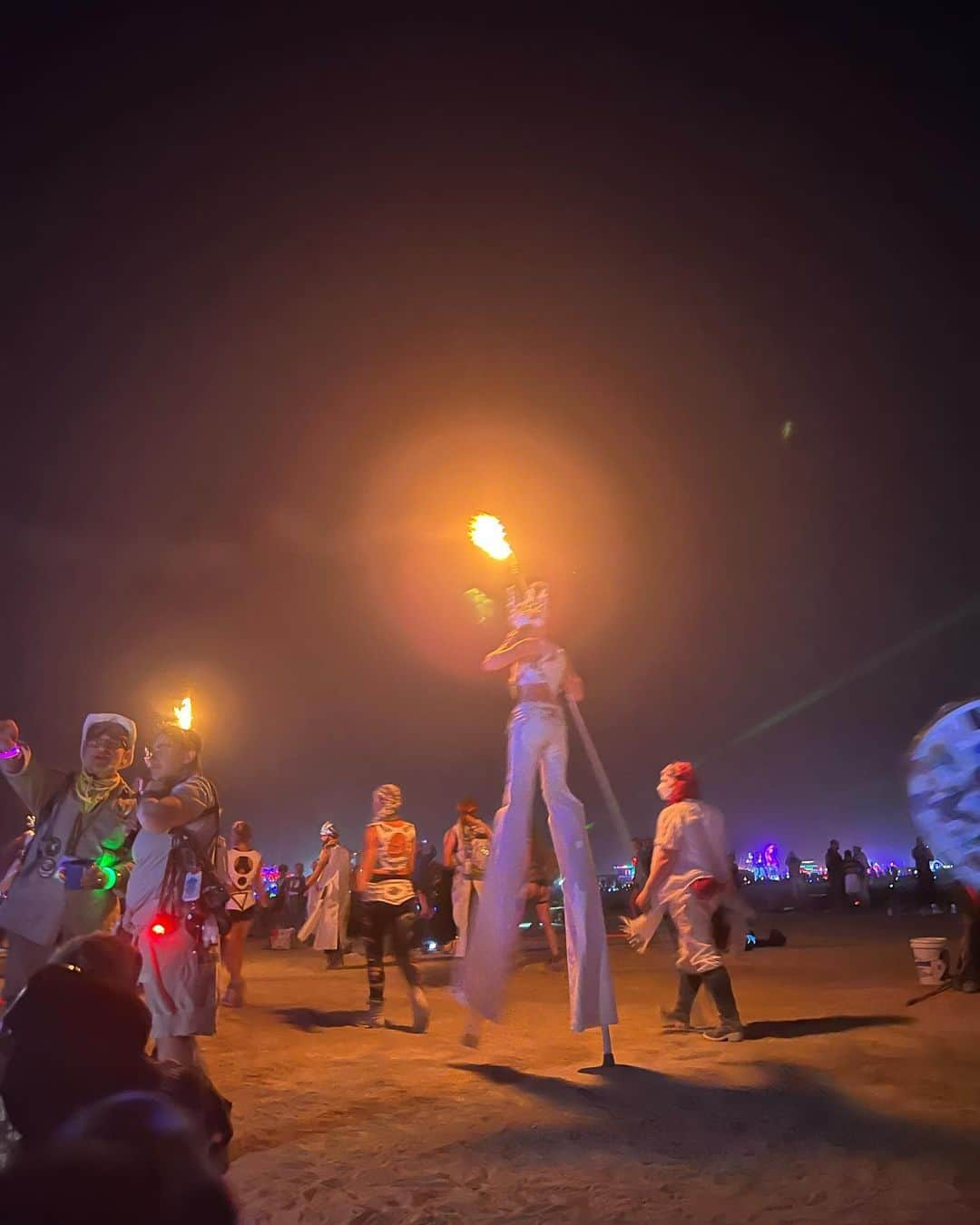 ローラさんのインスタグラム写真 - (ローラInstagram)「Burning Man 2022🔥✨ アメリカのネバダ州の砂漠で行われるイベント、バーニングマンに3泊4日で参加したよー♪ 今回は、わたしの心の親友でもあり、みんなで今一緒に映画を作っている仲間でもあるコルトン、ルイス、レミと一緒に時を過ごしたよ。 バーニングマンでは、お水も火も宿泊する場所も全部自分達で作らないといけなくて、お金も使ってはいけないというルールがあるの。（物物交換の世界だよ）相手に見返りを求めないで、与えて、与える『Give&Give』という精神を大切にし、お互いを支えあう、まるで小さな新しい社会の中にいるような感覚だったよ。 どんな格好をしていても、どんな体型でも、何をしていても誰もジャッジをしないの。 なんども感動をしていっぱい泣いちゃってメイクがずっとぐちゃくちゃになっちゃったよ。  今回は、コルトンと一緒に考えて、隣のキャンプの人たちに日本のおいしいご飯を作りたいと思って土鍋で20人分の玄米ひじきご飯とお味噌汁を作ったよ♥️  ひじきも土鍋も見た事がなかったみたいでいっぱい興味をもってくれて嬉しかった🥲　ひじきの説明を英語でするのがちょっと難しかったなぁ✍️  ちょっと過酷だったけれど、みんなでいっぱい笑って、泣いて、踊って、深いお話をして絆がもっともっと深くなったよ🥲この美しい経験が出来たことに心から感謝。　ありがとう🙏」9月8日 9時34分 - rolaofficial