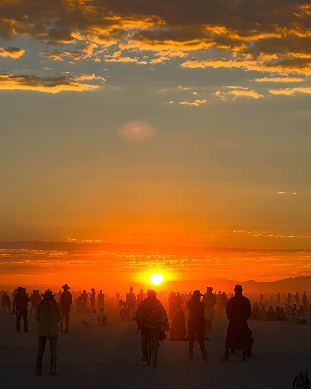 ローラさんのインスタグラム写真 - (ローラInstagram)「Burning Man 2022🔥✨ アメリカのネバダ州の砂漠で行われるイベント、バーニングマンに3泊4日で参加したよー♪ 今回は、わたしの心の親友でもあり、みんなで今一緒に映画を作っている仲間でもあるコルトン、ルイス、レミと一緒に時を過ごしたよ。 バーニングマンでは、お水も火も宿泊する場所も全部自分達で作らないといけなくて、お金も使ってはいけないというルールがあるの。（物物交換の世界だよ）相手に見返りを求めないで、与えて、与える『Give&Give』という精神を大切にし、お互いを支えあう、まるで小さな新しい社会の中にいるような感覚だったよ。 どんな格好をしていても、どんな体型でも、何をしていても誰もジャッジをしないの。 なんども感動をしていっぱい泣いちゃってメイクがずっとぐちゃくちゃになっちゃったよ。  今回は、コルトンと一緒に考えて、隣のキャンプの人たちに日本のおいしいご飯を作りたいと思って土鍋で20人分の玄米ひじきご飯とお味噌汁を作ったよ♥️  ひじきも土鍋も見た事がなかったみたいでいっぱい興味をもってくれて嬉しかった🥲　ひじきの説明を英語でするのがちょっと難しかったなぁ✍️  ちょっと過酷だったけれど、みんなでいっぱい笑って、泣いて、踊って、深いお話をして絆がもっともっと深くなったよ🥲この美しい経験が出来たことに心から感謝。　ありがとう🙏」9月8日 9時34分 - rolaofficial