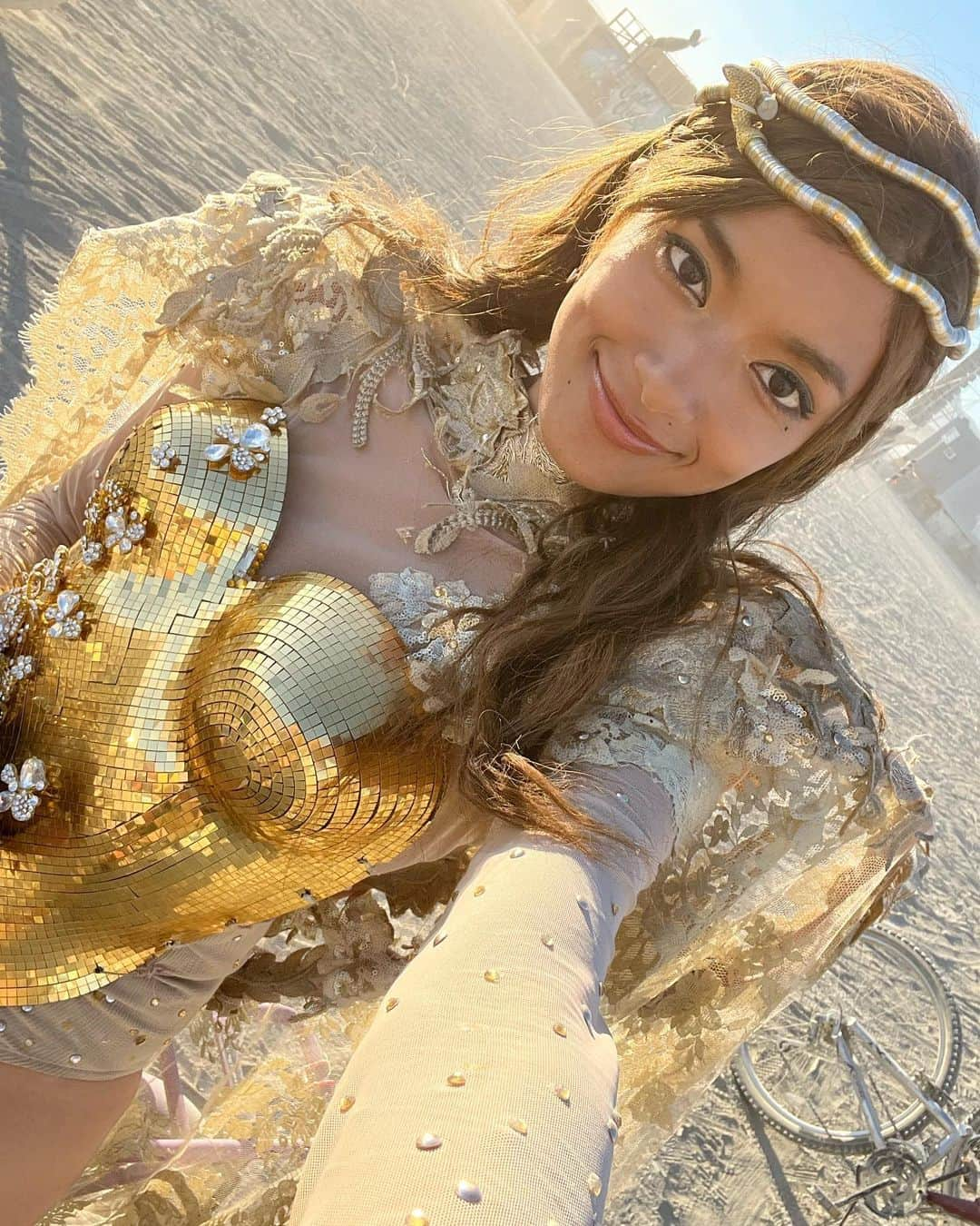 ローラさんのインスタグラム写真 - (ローラInstagram)「Burning Man 2022🔥✨ アメリカのネバダ州の砂漠で行われるイベント、バーニングマンに3泊4日で参加したよー♪ 今回は、わたしの心の親友でもあり、みんなで今一緒に映画を作っている仲間でもあるコルトン、ルイス、レミと一緒に時を過ごしたよ。 バーニングマンでは、お水も火も宿泊する場所も全部自分達で作らないといけなくて、お金も使ってはいけないというルールがあるの。（物物交換の世界だよ）相手に見返りを求めないで、与えて、与える『Give&Give』という精神を大切にし、お互いを支えあう、まるで小さな新しい社会の中にいるような感覚だったよ。 どんな格好をしていても、どんな体型でも、何をしていても誰もジャッジをしないの。 なんども感動をしていっぱい泣いちゃってメイクがずっとぐちゃくちゃになっちゃったよ。  今回は、コルトンと一緒に考えて、隣のキャンプの人たちに日本のおいしいご飯を作りたいと思って土鍋で20人分の玄米ひじきご飯とお味噌汁を作ったよ♥️  ひじきも土鍋も見た事がなかったみたいでいっぱい興味をもってくれて嬉しかった🥲　ひじきの説明を英語でするのがちょっと難しかったなぁ✍️  ちょっと過酷だったけれど、みんなでいっぱい笑って、泣いて、踊って、深いお話をして絆がもっともっと深くなったよ🥲この美しい経験が出来たことに心から感謝。　ありがとう🙏」9月8日 9時34分 - rolaofficial