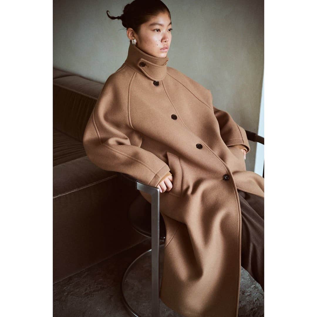 野尻美穂のインスタグラム：「wai+ 2022FW  シーズンビジュアルもとっても素敵なのて是非見てください。 スタッフの皆様、 ありがとうございました🙏✨ photographer @kisema1  hairmake @shimo_nagata  model @makinonatsukiiii   @ships_official   明日より店頭販売もスタートします☺️ 宜しくお願いいたします🫶🏻  私も早く着たい💓  #wai_ships」
