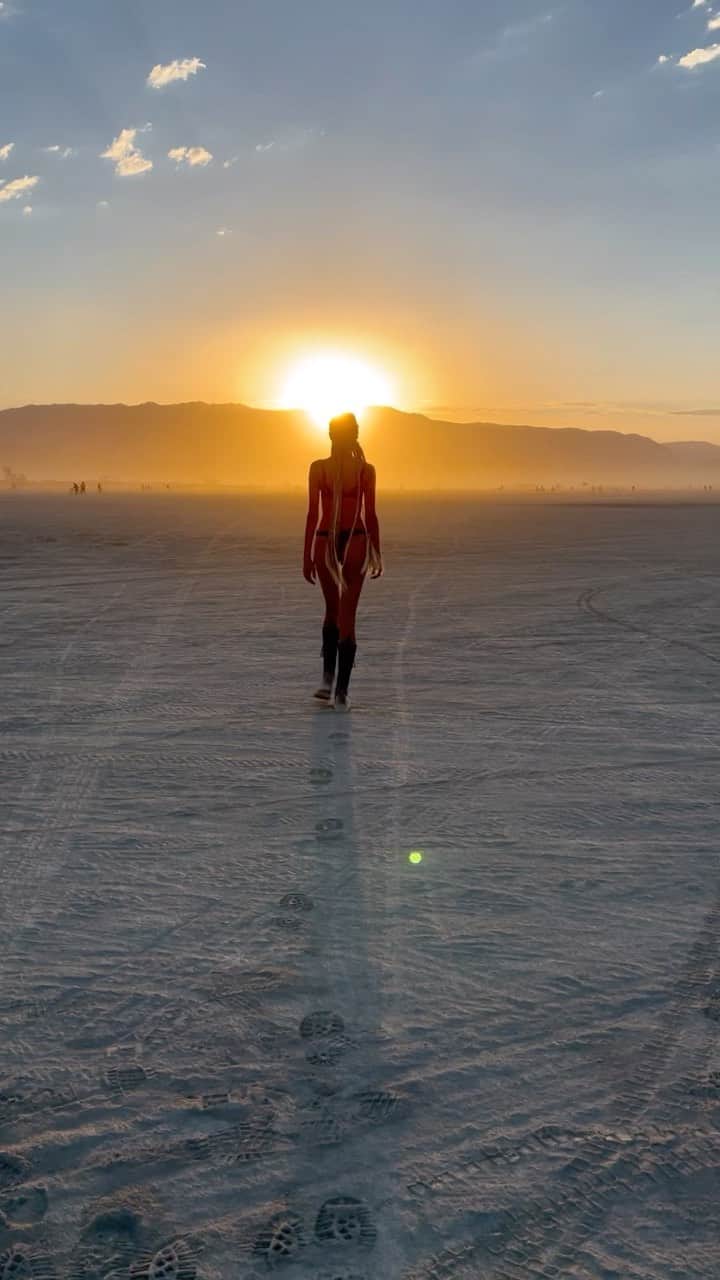 ケリー・ゲイルのインスタグラム：「Thank you💫🙏🏽❤️ #Burningman #BurningMan2022」