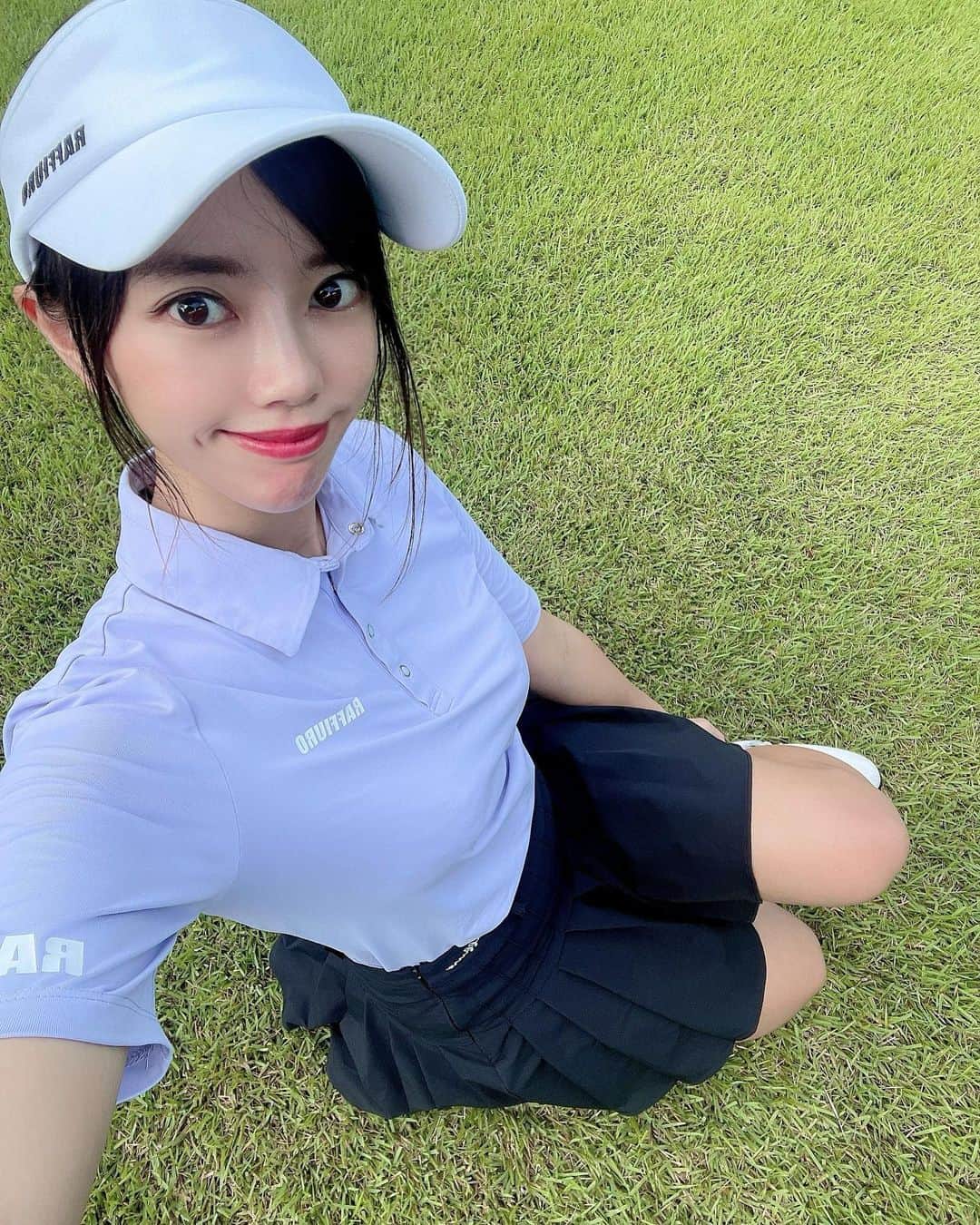 hina2221のインスタグラム：「@raffiuro.japan_official  秋物販売はじまってるよ💓 メンズも色々企画中です✨🥰 8月は大変なことがおおすぎて めげそうだったけど なんとか乗り気するぞー😮‍💨 . . .  #ゴルフ女子初心者#ゴルフコーデ#ゴルフウェア#インスタゴルフ女子#ゴルフ好き##インスタゴルフ部#ドライバー#スイング動画#巻き髪ロング #ゴルフウェア golfgirlsofinstagram#高尔夫#日焼け#韓国ファッション#韓国ゴルフウェア#韓国大好き#ラフィユーロ」