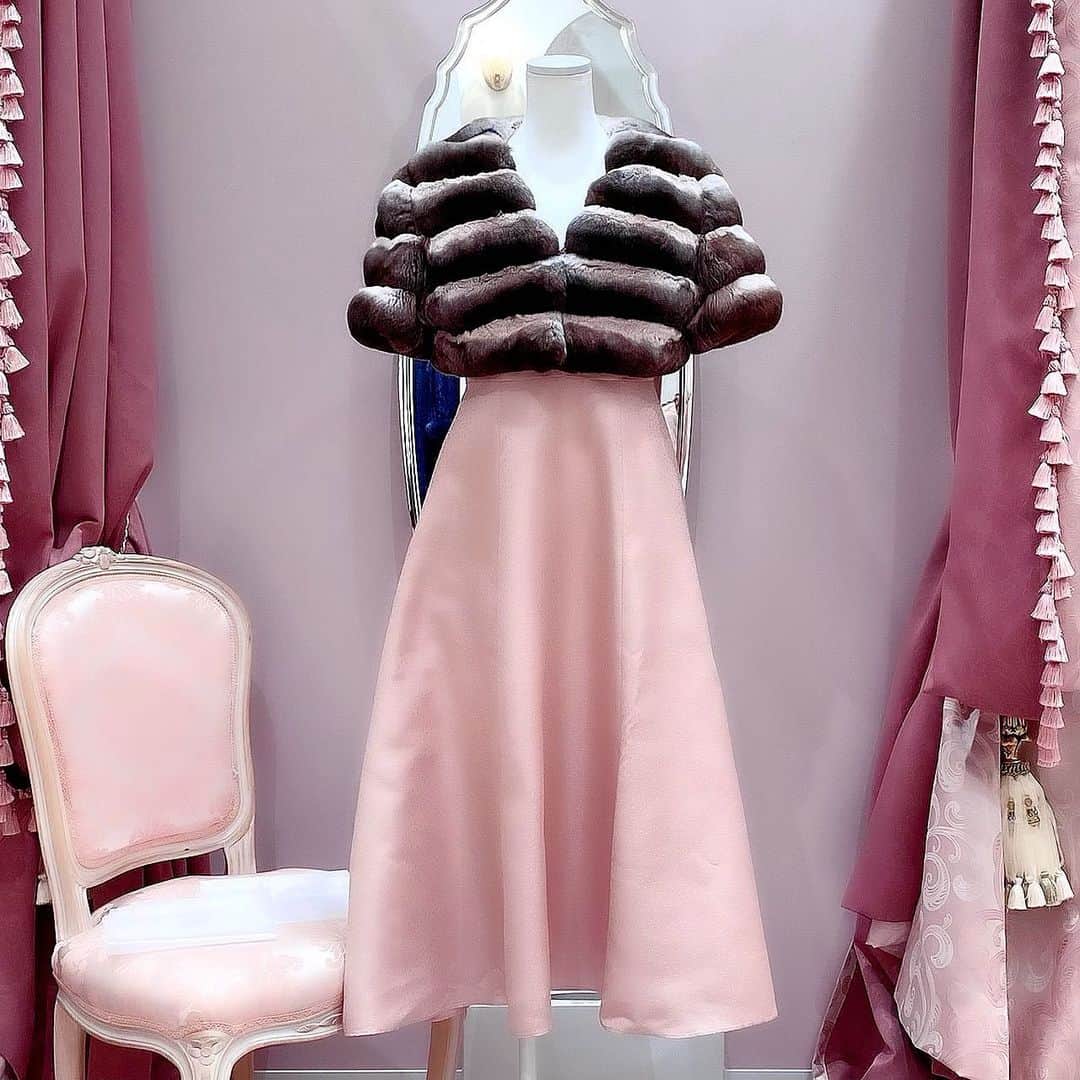 のインスタグラム：「皆様こんにちは🎀  昨夜のAll that jazz♪ラジオ聴いていただけたかな-🥰 自分の声って改めて聞くと不思議😆くすぐったいですね。 そして早口👅 本当にっていうのが口癖みたい。気をつけます😛🥲🙃🙊  The Okura Tokyo @theokuratokyo  アクラローブブティック  ドレス、ファーのオーダーも随時受付ております👗 そろそろパーティシーズンに向けての御支度も⭐️😘  よろしくお願い申し上げます💕 今日も元気にオープンしました🎀  #akurarobe #akurarobeboutique #theokuratokyo #fashion #luxury #dress #ラジオ初挑戦 #忌憚ないご意見を」