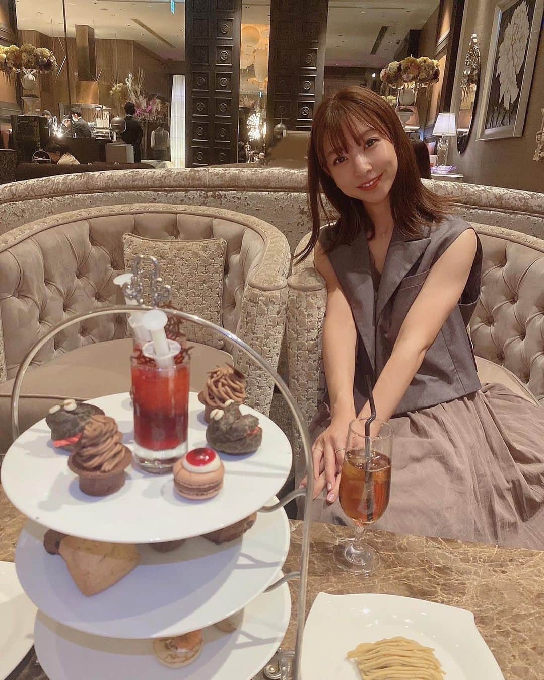 板野成美のインスタグラム：「🫖🧁❤️❤️ #アフタヌーンティー」