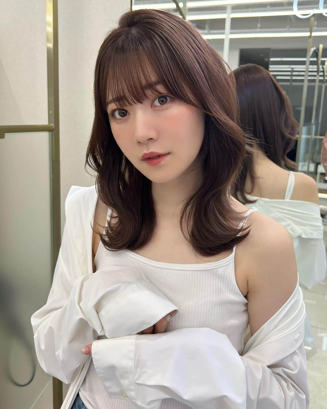 麦さんのインスタグラム写真 - (麦Instagram)「. . 午後もふぁいてぃん！ . . . . . .  #グレージュ #ミディアム #前髪  #ダークグレージュ #ダークブラウン #ブリーチカラー #モテ髪 #ナチュラルメイク #美活  #艶感 #透明感 #美白 #カラコン #通販 #あざとい #色素薄い系 #清楚  #まつ毛パーマ #japanesegirl #셀카 #셀카놀이 #ゆる巻き #セミロング #髪質改善 #縮毛矯正 #縮毛 #ベージュカラー #くびれヘア #韓国巻き」9月8日 11時59分 - _naa525_