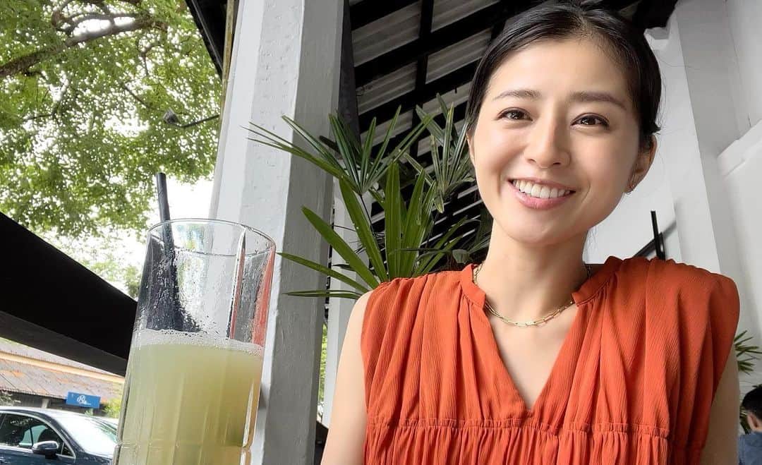 のインスタグラム：「🍊💓  久しぶりにワンピースを着てお出かけです👡✨  ビタミンカラーと言いたいけれど 甲殻類カラー🦀🦐にも見えてしまう　笑  #シンガポール #移住生活」