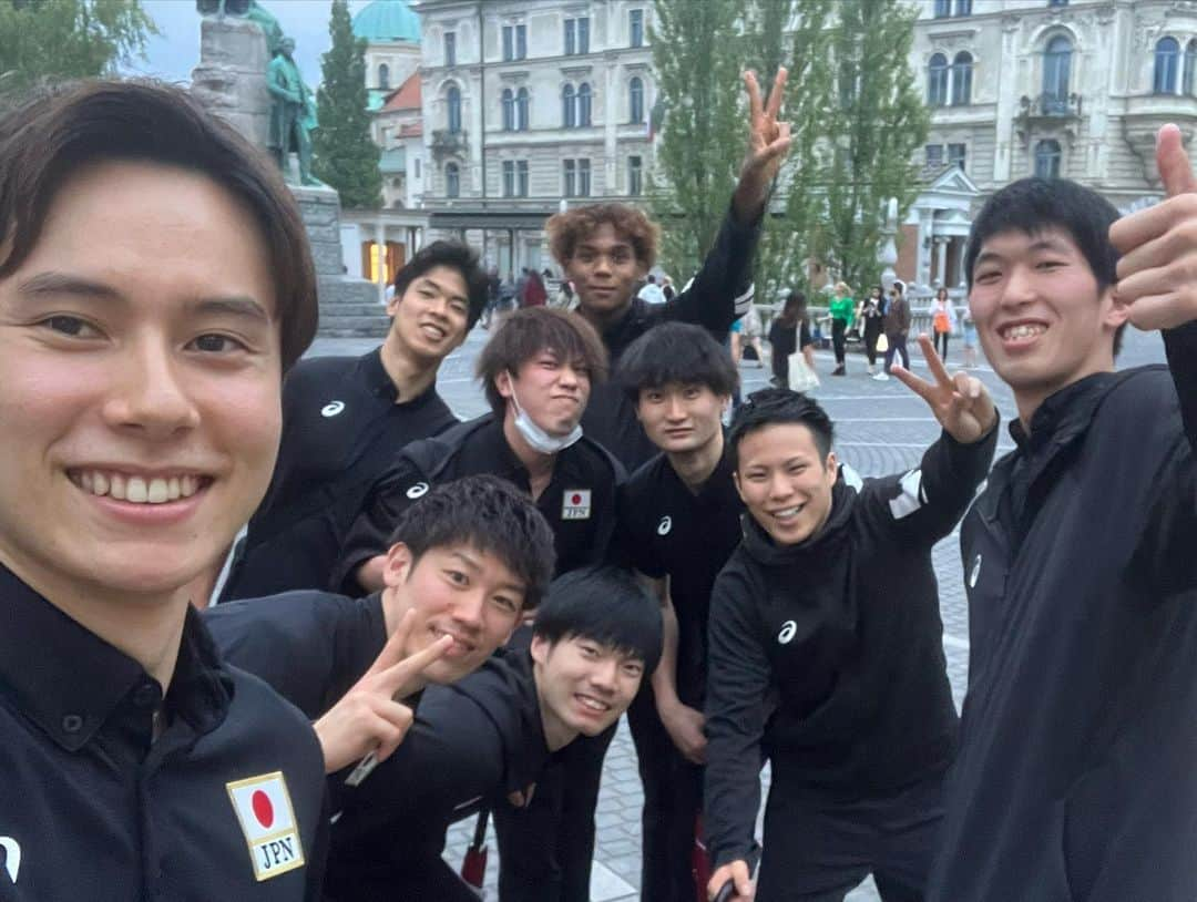 大宅真樹さんのインスタグラム写真 - (大宅真樹Instagram)「無事に帰国しました🇯🇵  世界選手権🏐🇸🇮  たくさんの応援ありがとうございました！  VNLから世界選手権までたくさん学ぶことができた代表シーズンでした。 次はVリーグで頑張ります！  遅くなりましが今シーズンもサントリーサンバーズで活動させていただきます。またキャプテンも継続となりました。少し休んでリーグ3連覇に向けてもう一度突っ走ろうと思います💪  #龍神nippon  #世界選手権 #世界バレー #サントリーサンバーズ」9月8日 22時23分 - ma_kn9