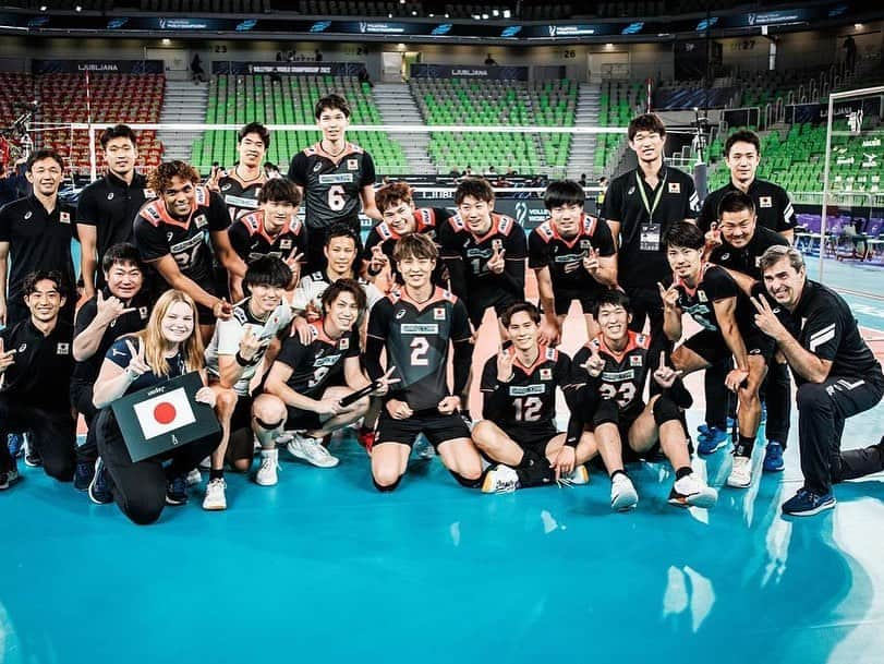 大宅真樹さんのインスタグラム写真 - (大宅真樹Instagram)「無事に帰国しました🇯🇵  世界選手権🏐🇸🇮  たくさんの応援ありがとうございました！  VNLから世界選手権までたくさん学ぶことができた代表シーズンでした。 次はVリーグで頑張ります！  遅くなりましが今シーズンもサントリーサンバーズで活動させていただきます。またキャプテンも継続となりました。少し休んでリーグ3連覇に向けてもう一度突っ走ろうと思います💪  #龍神nippon  #世界選手権 #世界バレー #サントリーサンバーズ」9月8日 22時23分 - ma_kn9