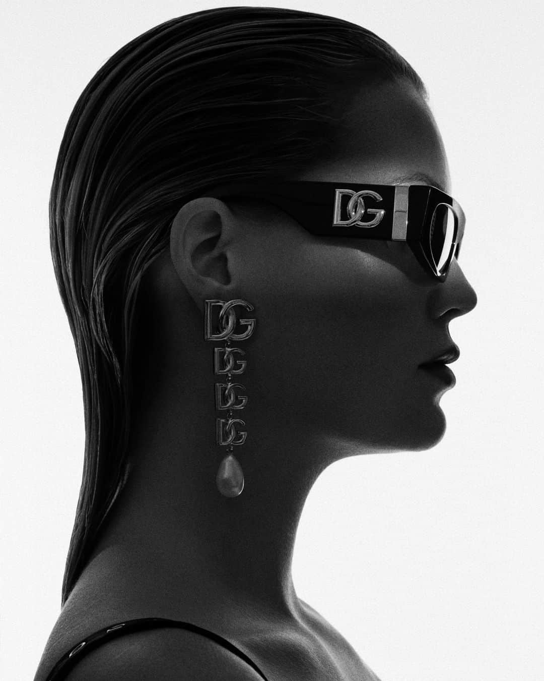 キティ・スペンサーのインスタグラム：「#DolceGabbana ambassador, @kitty.spencer, through the lens of photographer @rociorramos.  A okay on contrasts exalts Lady Kitty’s silhouette in #DGCrossed sunglasses from the #DGEyewear Collection and cascading #DGLogo earrings.」