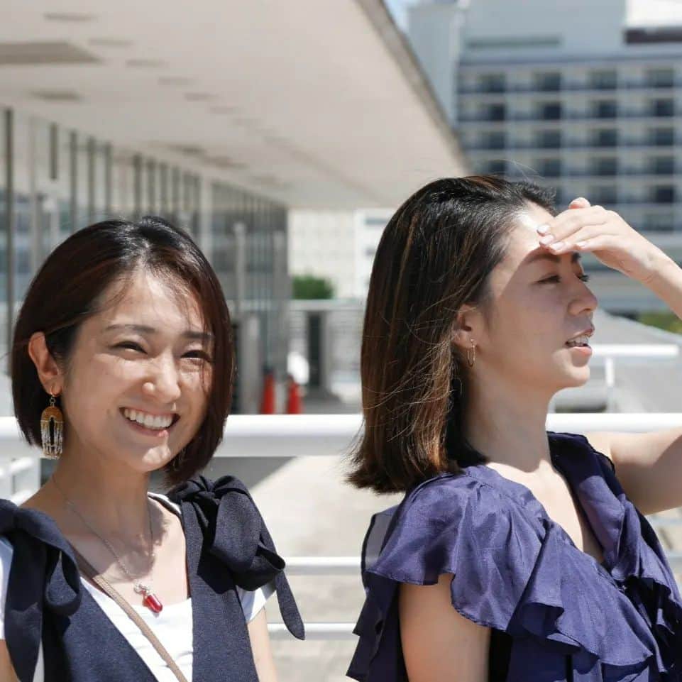 のインスタグラム：「心の友、宮下ともみと神戸で会う♡ . 久々のランチ🤎 東京で会っても 神戸で会っても 中華を食べても イタリアンを食べても 私たちはずっとしゃべっている🤭 とにかく 彼女と話すのが楽しいのです🤎🤍 . ２枚目の写真 手袋とマスク着用でバイキングのお皿を真顔で運ぶ姿が鑑識のようだ🤭 . #黒坂真美 #kurosakamami #宮下ともみ @tomomimiyashita_official  #メリケンパークオリエンタルホテル #サンタモニカの風 #バイキング #lunch  #Kobe #japan #🇯🇵」