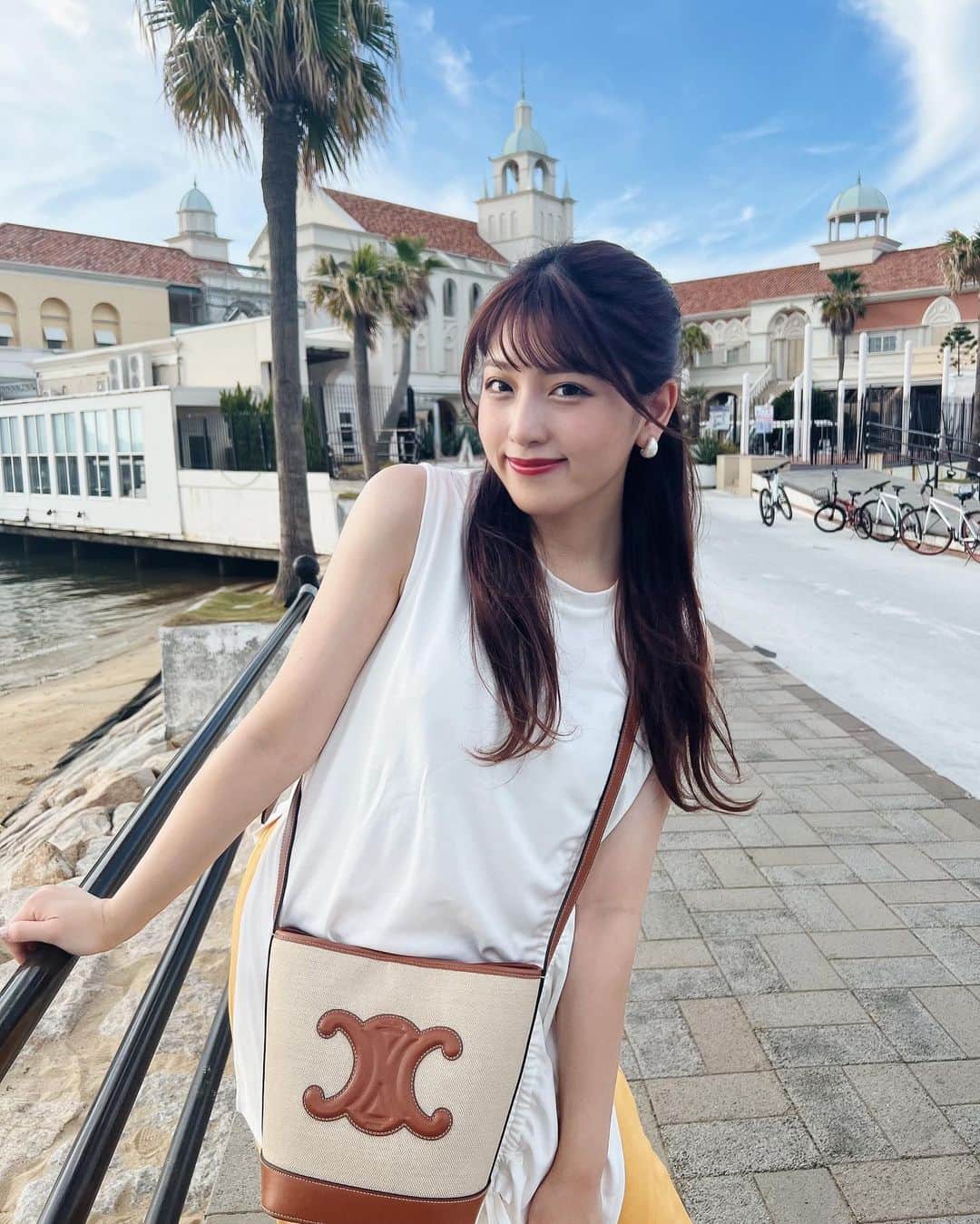のインスタグラム：「めずらしく原色を取り入れたコーデ🍊  たまにはどうかな？？」