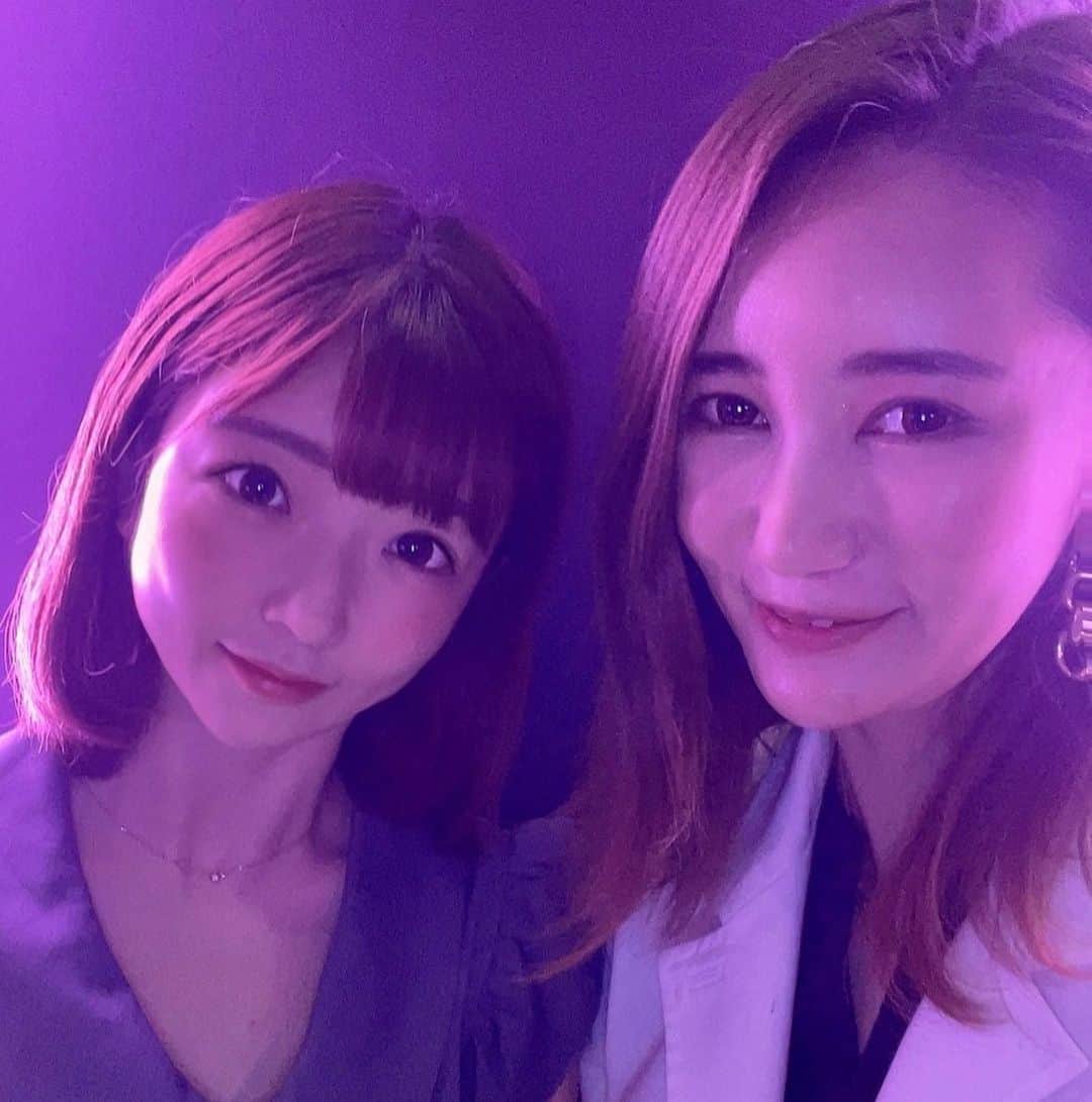 佐倉絆のインスタグラム：「お世話になっていた塩満先生が 渋谷にASTRA BEAUTY CLINICをオープンしたということで 早速遊びにいってきました㊗️✨  塩満先生には以前からアンチエイジングのリフトアップをお願いしていたんだけど、 全く痛くないし腫れないしで信頼している先生なの✌️ 実は長年二重幅に悩んでいて、寝起きは三重になったり安定しなかったから 今回は思い切ってついに埋没で二重にしてもらうことにしました🥹  目なんてやるの怖い！ってずっと躊躇してたんだけど、 リフトアップで塩満先生の腕の良さは経験済みなので安心してお願いしたよ✌️ 施術はもちろん麻酔が効いていて痛みはなかったんだけど、それよりも！！！終わった後の腫れなさにびっくりした！！！！😨✨ 埋没ってめちゃめちゃ腫れるイメージあったのに全然腫れないからやっぱり塩満先生ってすごい🥹🫶  私の目はカウンセリングでスターラインダブルでやるのが良いんじゃないか？ということで、 その方法で二重を作ってもらったよ😊  ぱっちりお目目嬉しい！！！🥹 なんと直後からお化粧もできるし お部屋も化粧水だけじゃなくてコテまでばっちりあって、そのまま遊びに行けちゃいました✌️w  めんめどうなったかの経過報告もしていこうと思います🎀  #astrabeautyclinic #アストラビューティークリニック #塩満恵子 #塩満先生 #二重ならアストラ #アストラアイズ #スターラインダブル」