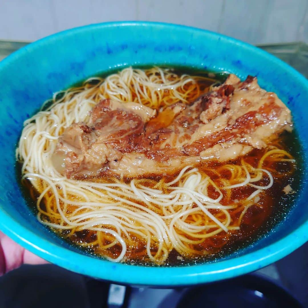 田畑祐一さんのインスタグラム写真 - (田畑祐一Instagram)「軟骨ソーキを使ったラーメントライアル🍜一枚目はソーキの煮汁に八角を入れて風味を加えたものを鰹出汁でのばしてスープに、麺は全蛋麺(香港の玉子麺)を使用。アジアの甘塩っぱい屋台風の味に仕上がりました❤ 二枚目は坦々スープに麺はZENBヌードルの細麺を使用。もう少しゴマペーストでコクを出せばもっと美味しくなったかな🍜この麺はエンドウ豆を原料にしているのでグルテンフリーで罪悪感も抑えられます😬軟骨ソーキの可能性は無限大(笑)」9月8日 15時39分 - tabatayuichi