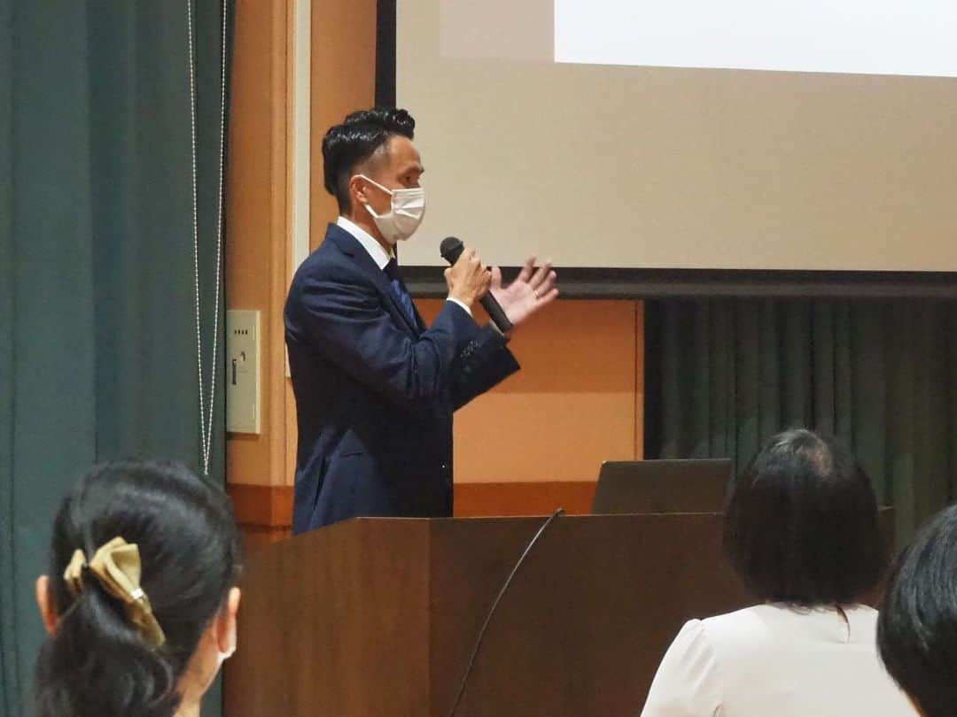 のインスタグラム：「小松市立芦城中学校にて保護者の方対象に講演させて頂きました。  僕の拙い話を真剣に聴いて下さり非常に有難かったです！！ 少しでも聴いて頂いた皆様のお役に立てていれば嬉しいです。  講演等のご依頼はお気軽にご連絡下さい。」
