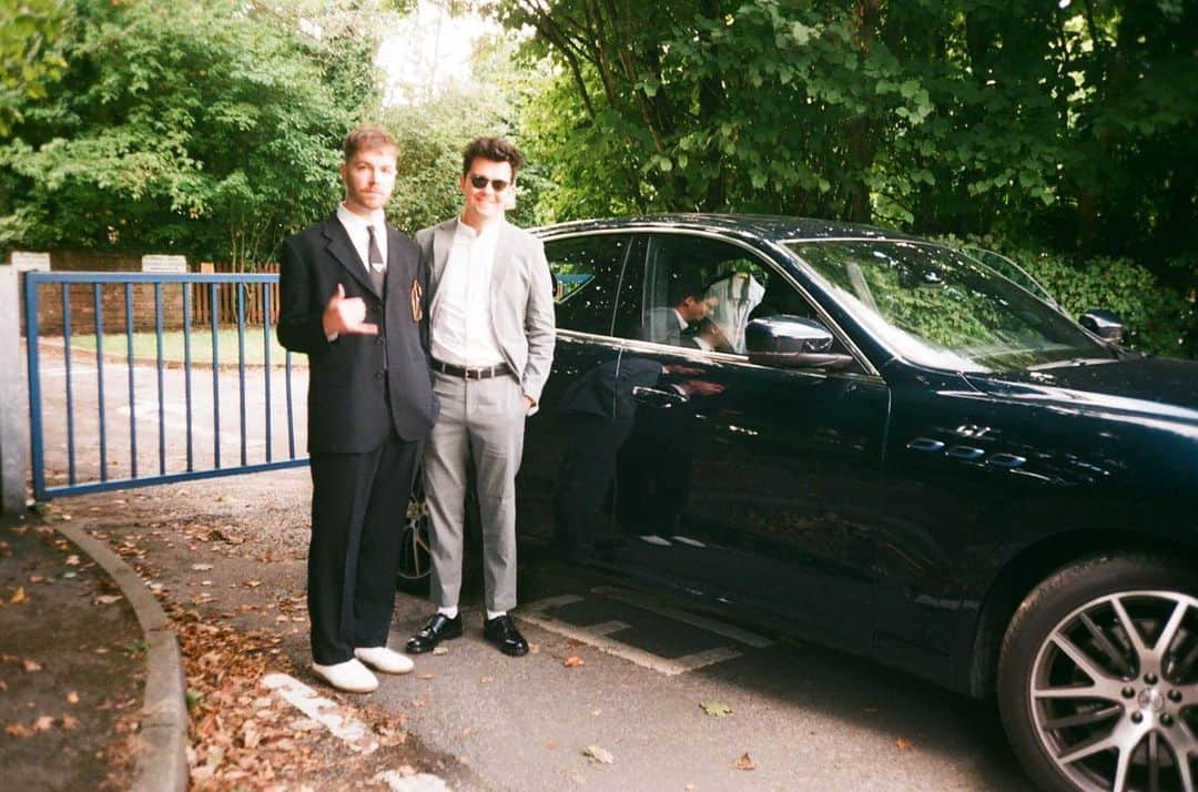 エイサ・バターフィールドのインスタグラム：「With 15 minutes to spare before the ceremony, we pulled in, got undressed, and hastily threw our suits on behind the car.  It was then that we realised we parked up outside a school, sorry kids.」