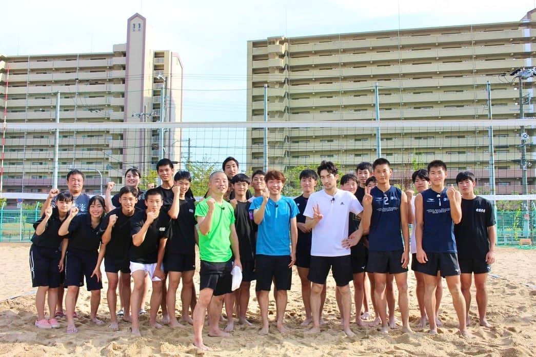 大谷亮平さんのインスタグラム写真 - (大谷亮平Instagram)「お察しの方もいらっしゃるかもしれませんが🫣  今週土曜日のMBS「せやねん！」 大谷の熱血コーナーあります🔥  今回は大阪の常翔学園バレーボール部にお邪魔し、夏場のトレーニングということで、部員の皆さんと一緒にビーチバレーを練習してきました！  またしても、アキナのお二人と奮闘しています。笑 関西の皆様、お楽しみに！  次はどのスポーツにしましょうかね🤔」9月8日 16時59分 - ryo.vbps