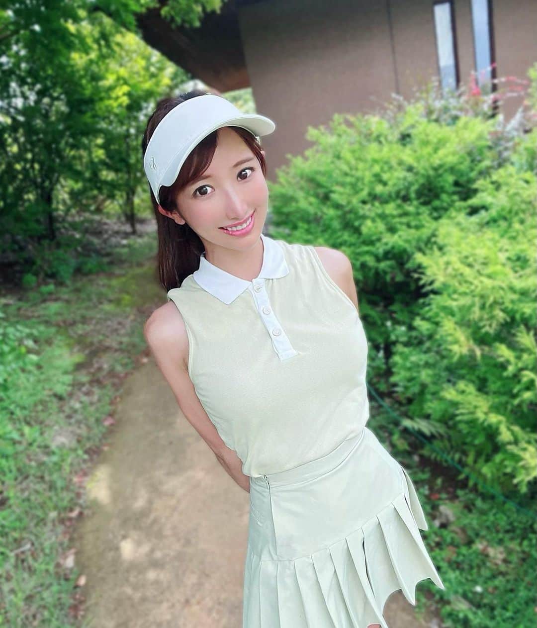 ゴルファーなつのインスタグラム：「ライムグリーン🫶😮‍💨  最近は毎日天気予報チェックして、 よし、この日は決行だ！ あ、この日はダメそう… と、天気予報マニアみたいになってる。  この日は大丈夫なはずだったけど、スコールに見舞われ、びしょ濡れだったよ😂  傘取る暇もないくらい急な雨、びっくりするよね😳  雨でも集中力途切れないように頑張ります🔥  ウェア💓@eimygolf @eimyistoire_official   .  #eimyistoire #エイミーイストワール  #ootd #ドレス #fashion#コーデ #100切り #ゴルフ初心者 #ゴルフ好きな人と繋がりたい #ゴルフ女子 #ゴルフ大好き #ゴルフ #スイング動画 #ゴルフ練習方法 #ラウンド　#ゴルフ場　#ゴルフ男子  #ゴルフコーデ　　 #sports #golf  #トレーニング女子　#美脚　#トレーニング　#ダイエット#ゴルフアパレル #workout　　#japanesegirl #ゴルフウェア#golfaddict」